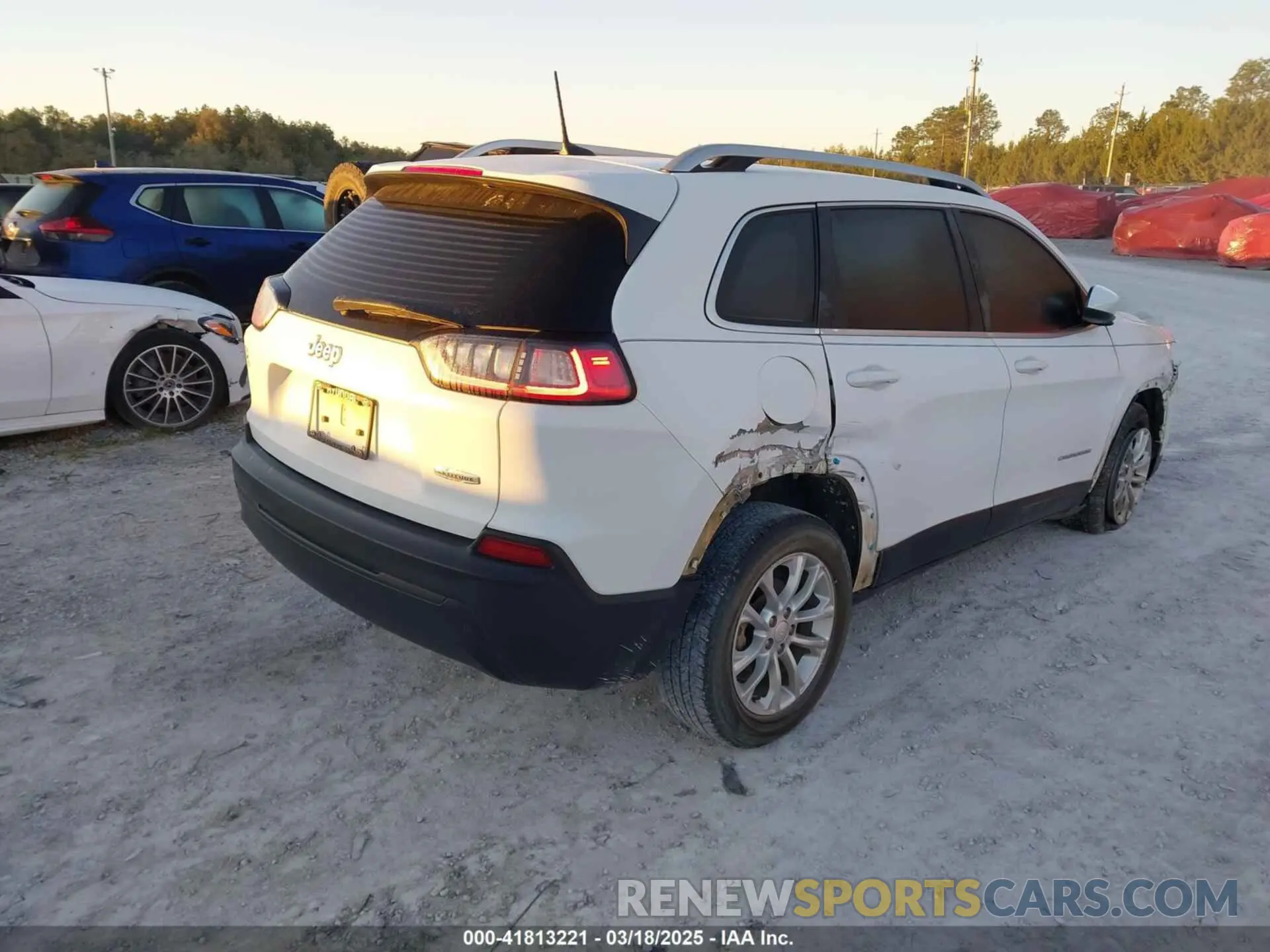 4 Photograph of a damaged car 1C4PJLCB1KD128463 JEEP CHEROKEE 2019
