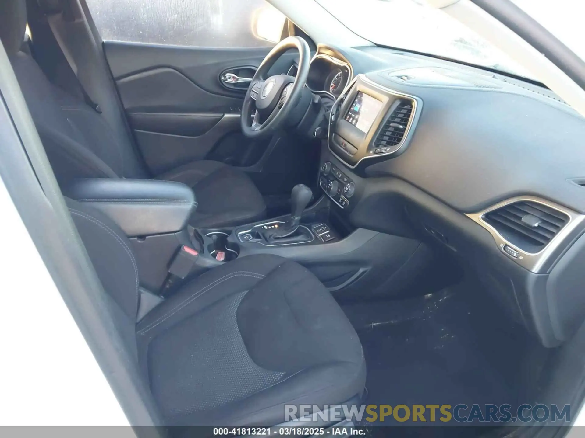 5 Photograph of a damaged car 1C4PJLCB1KD128463 JEEP CHEROKEE 2019