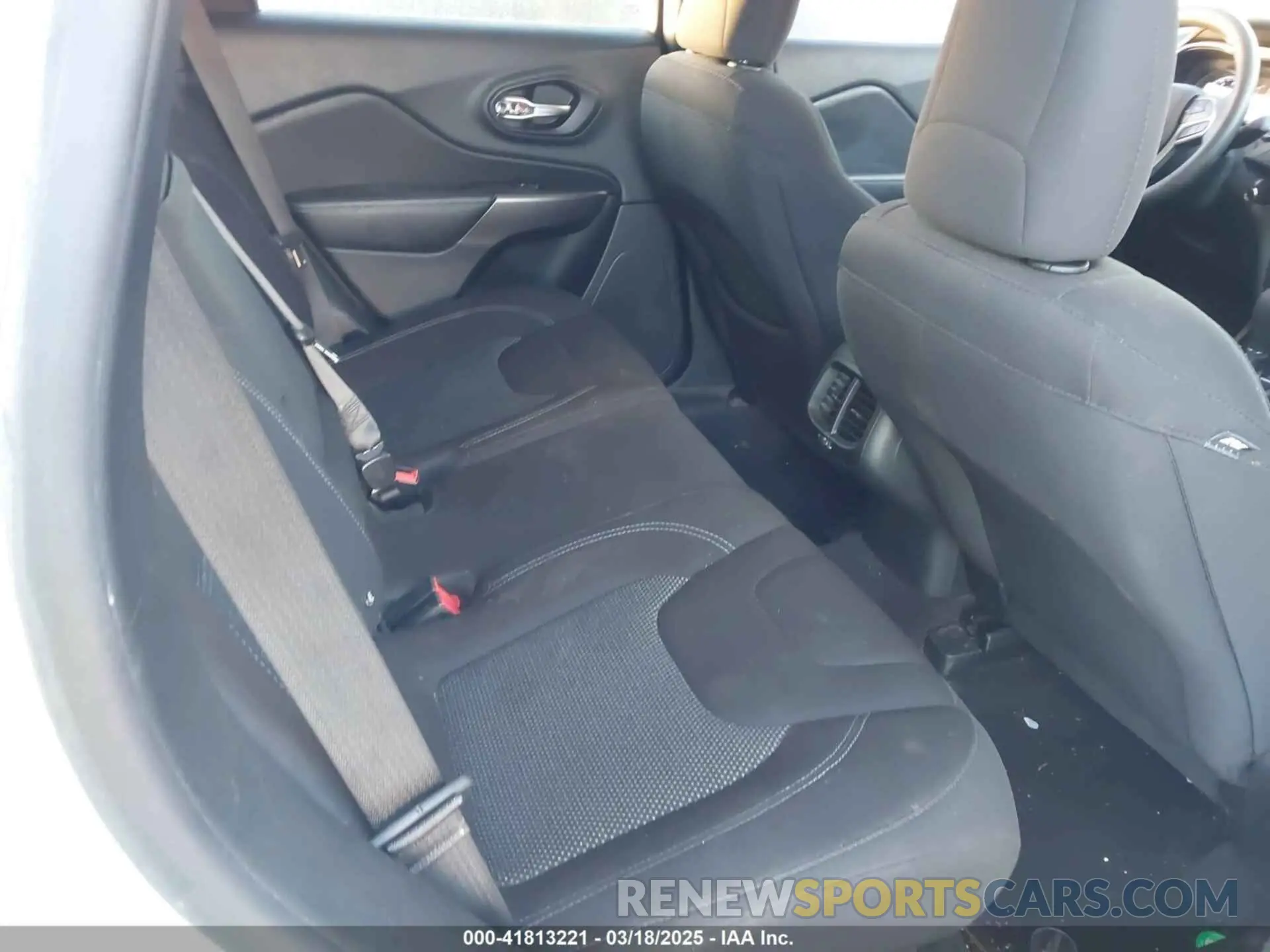 8 Photograph of a damaged car 1C4PJLCB1KD128463 JEEP CHEROKEE 2019