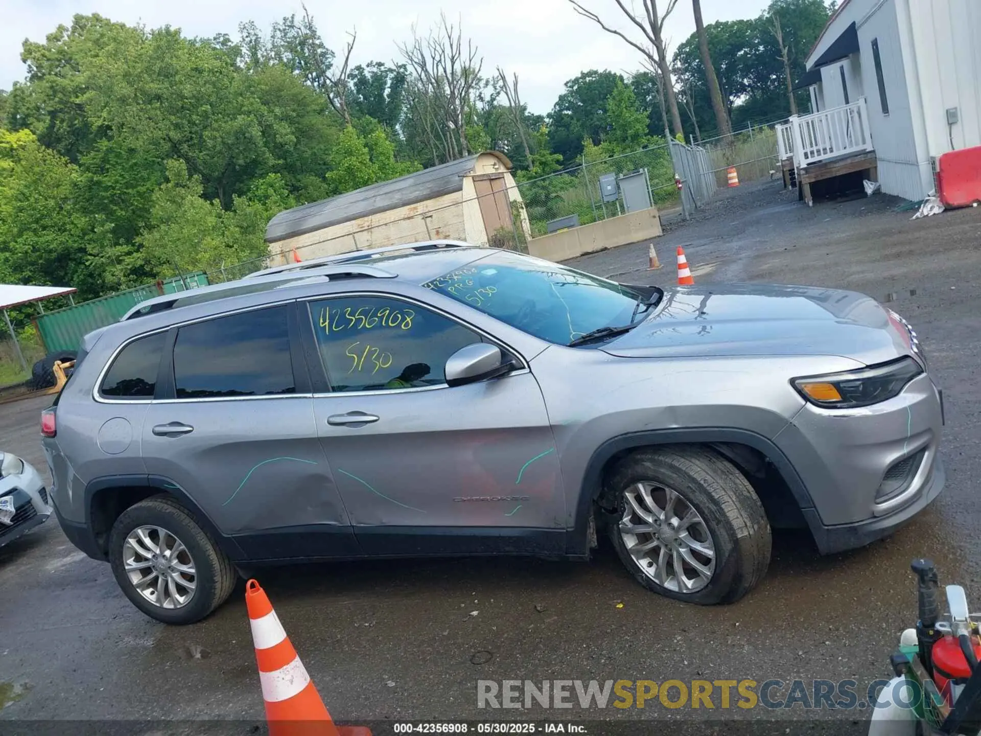 13 Photograph of a damaged car 1C4PJLCB1KD164721 JEEP CHEROKEE 2019