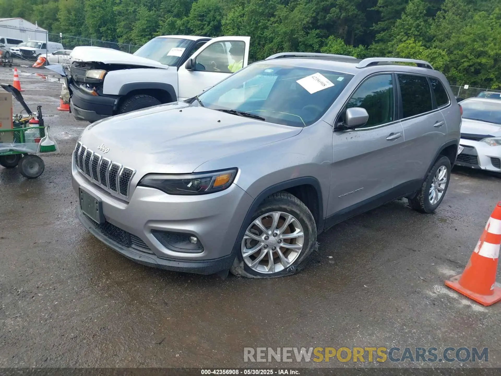 2 Photograph of a damaged car 1C4PJLCB1KD164721 JEEP CHEROKEE 2019