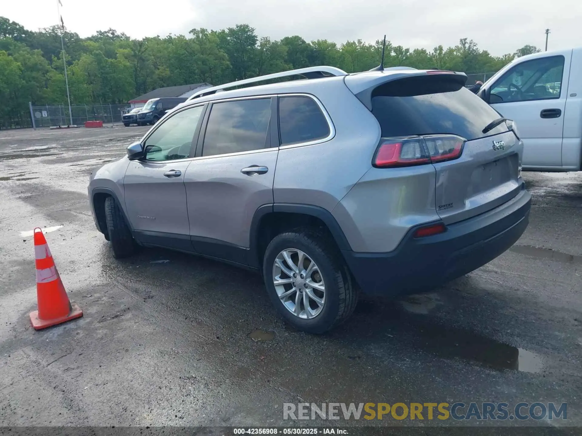 3 Photograph of a damaged car 1C4PJLCB1KD164721 JEEP CHEROKEE 2019