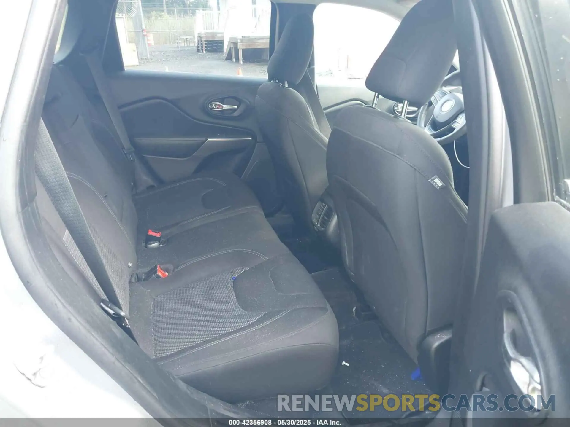 8 Photograph of a damaged car 1C4PJLCB1KD164721 JEEP CHEROKEE 2019