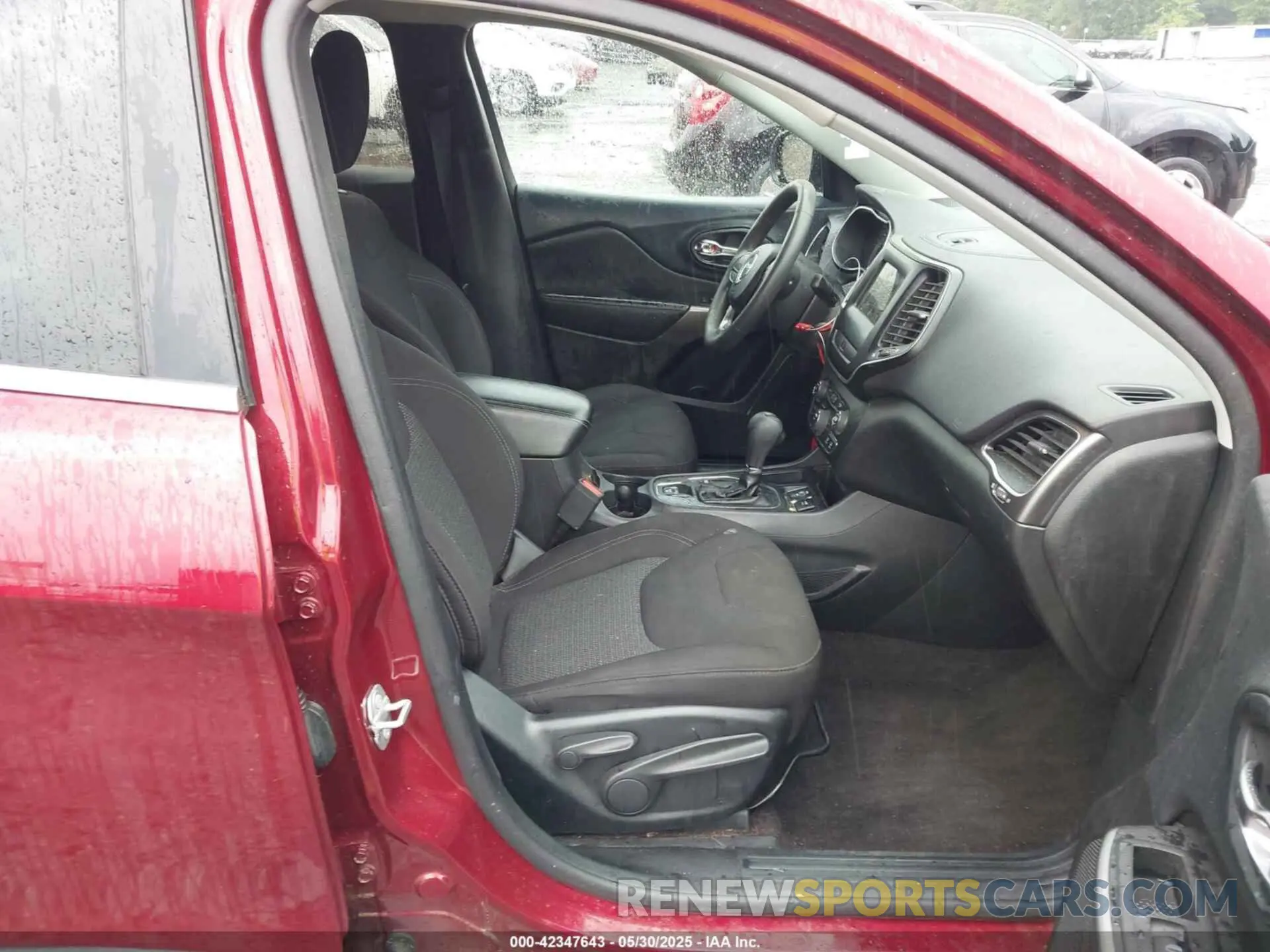 5 Photograph of a damaged car 1C4PJLCB1KD241460 JEEP CHEROKEE 2019