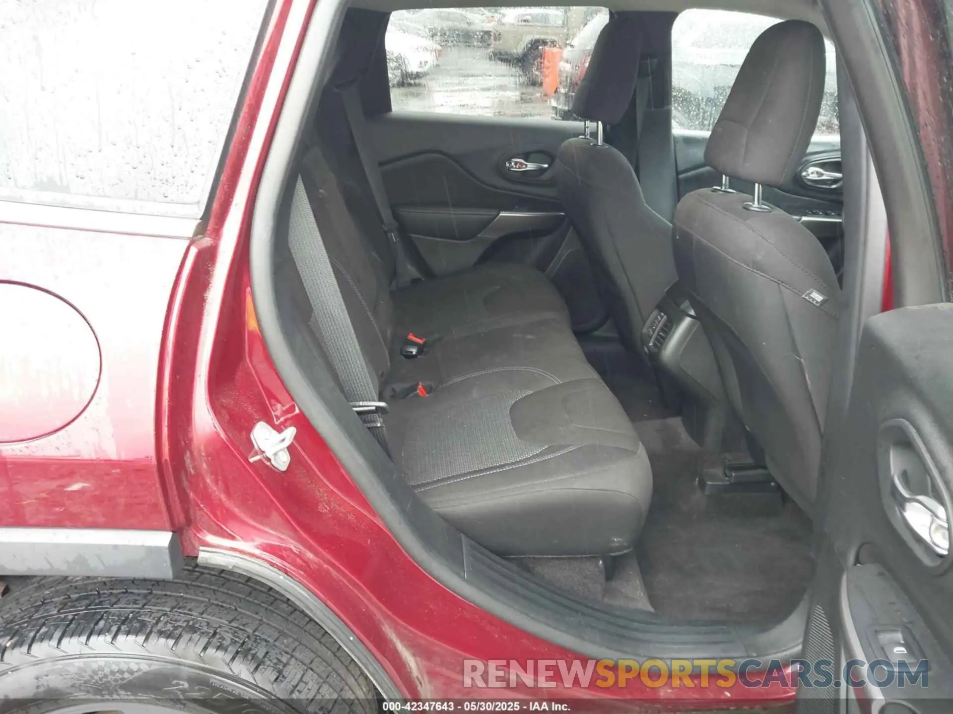 8 Photograph of a damaged car 1C4PJLCB1KD241460 JEEP CHEROKEE 2019