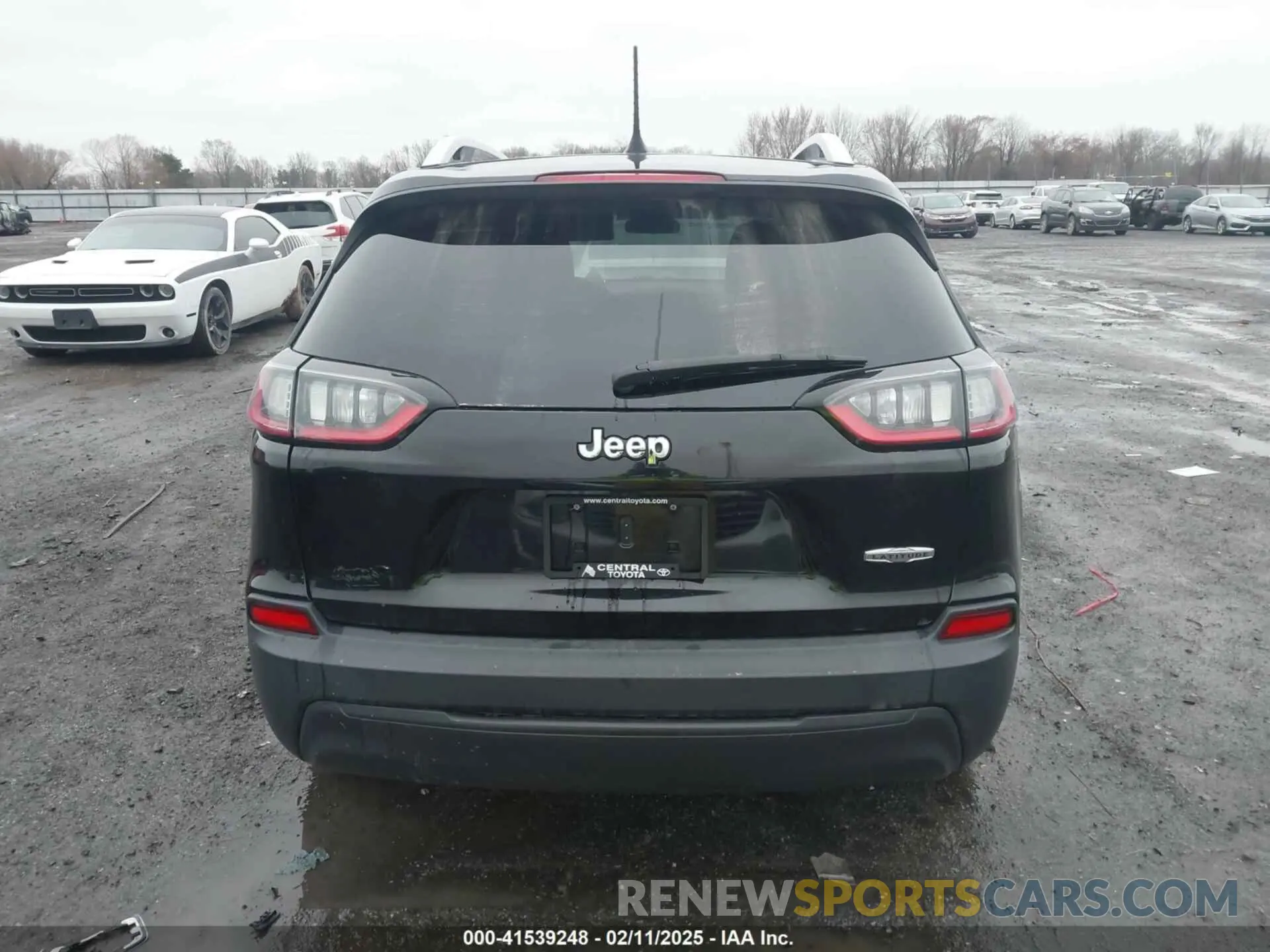 17 Photograph of a damaged car 1C4PJLCB1KD339906 JEEP CHEROKEE 2019
