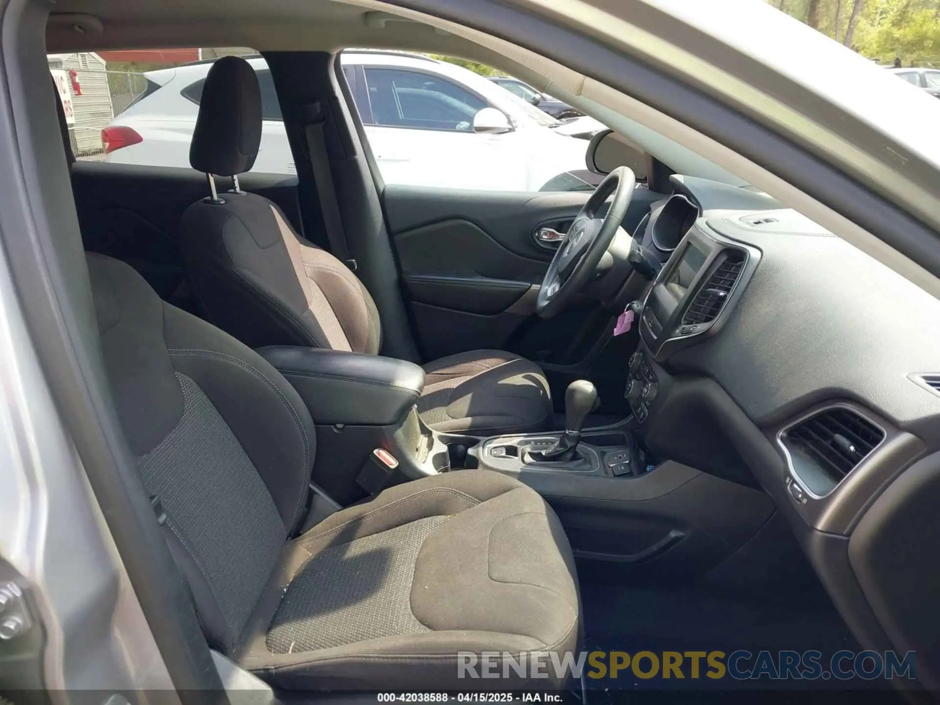 5 Photograph of a damaged car 1C4PJLCB1KD373537 JEEP CHEROKEE 2019