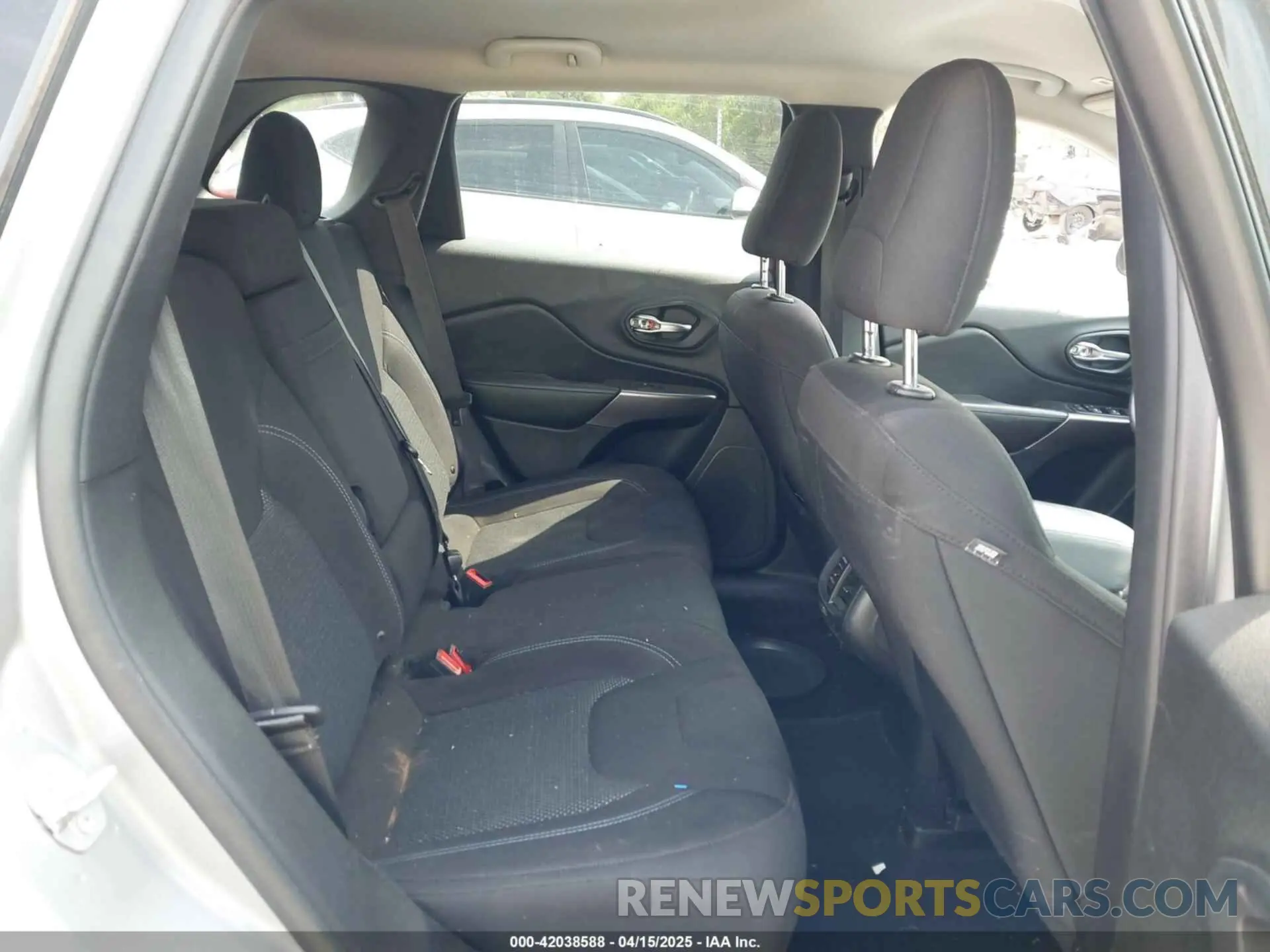 8 Photograph of a damaged car 1C4PJLCB1KD373537 JEEP CHEROKEE 2019