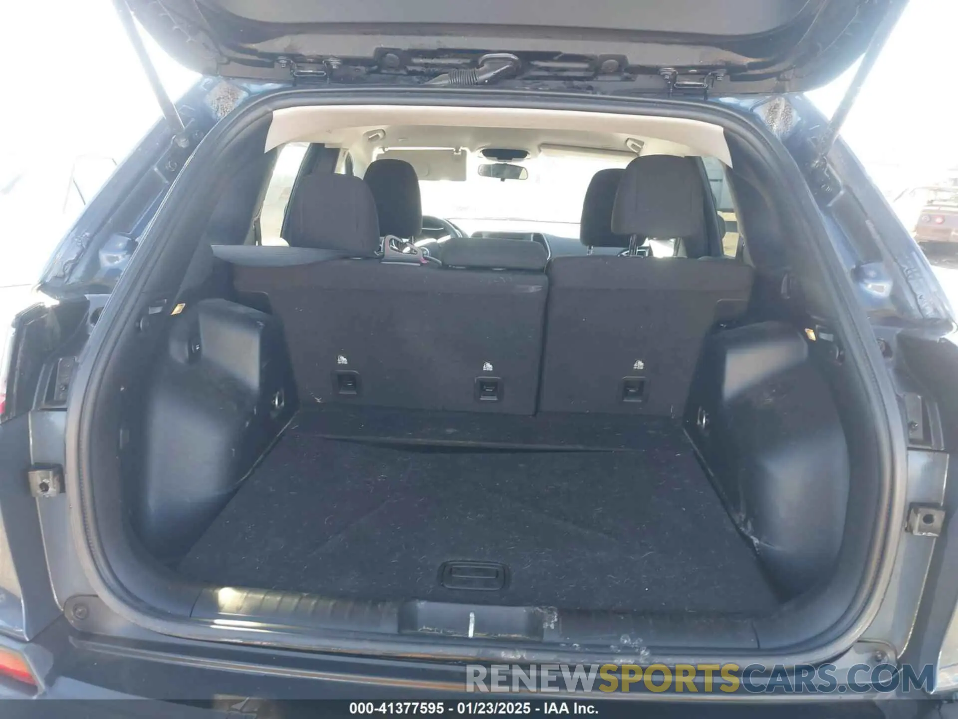8 Photograph of a damaged car 1C4PJLCB1KD381721 JEEP CHEROKEE 2019