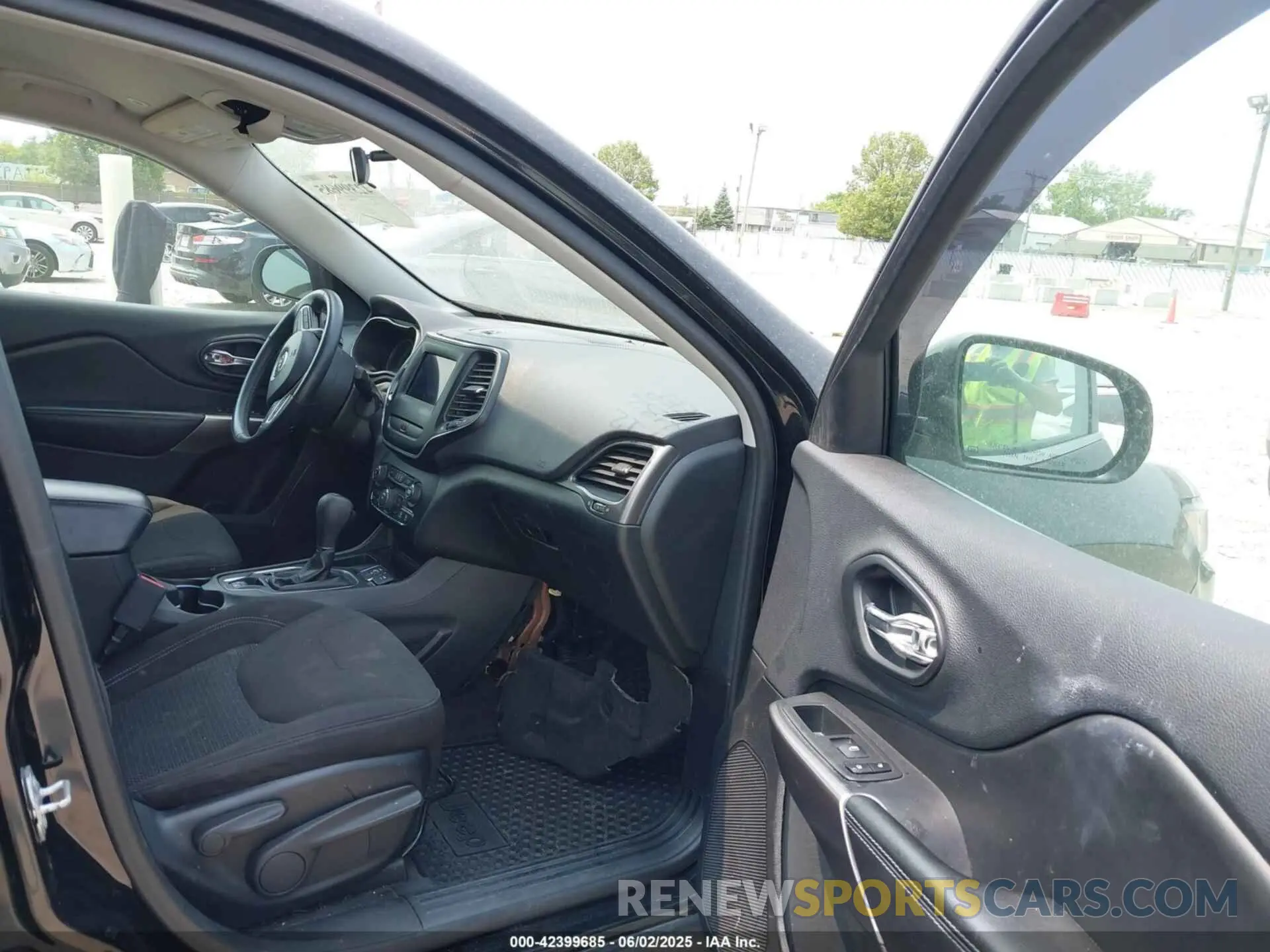 5 Photograph of a damaged car 1C4PJLCB2KD114541 JEEP CHEROKEE 2019