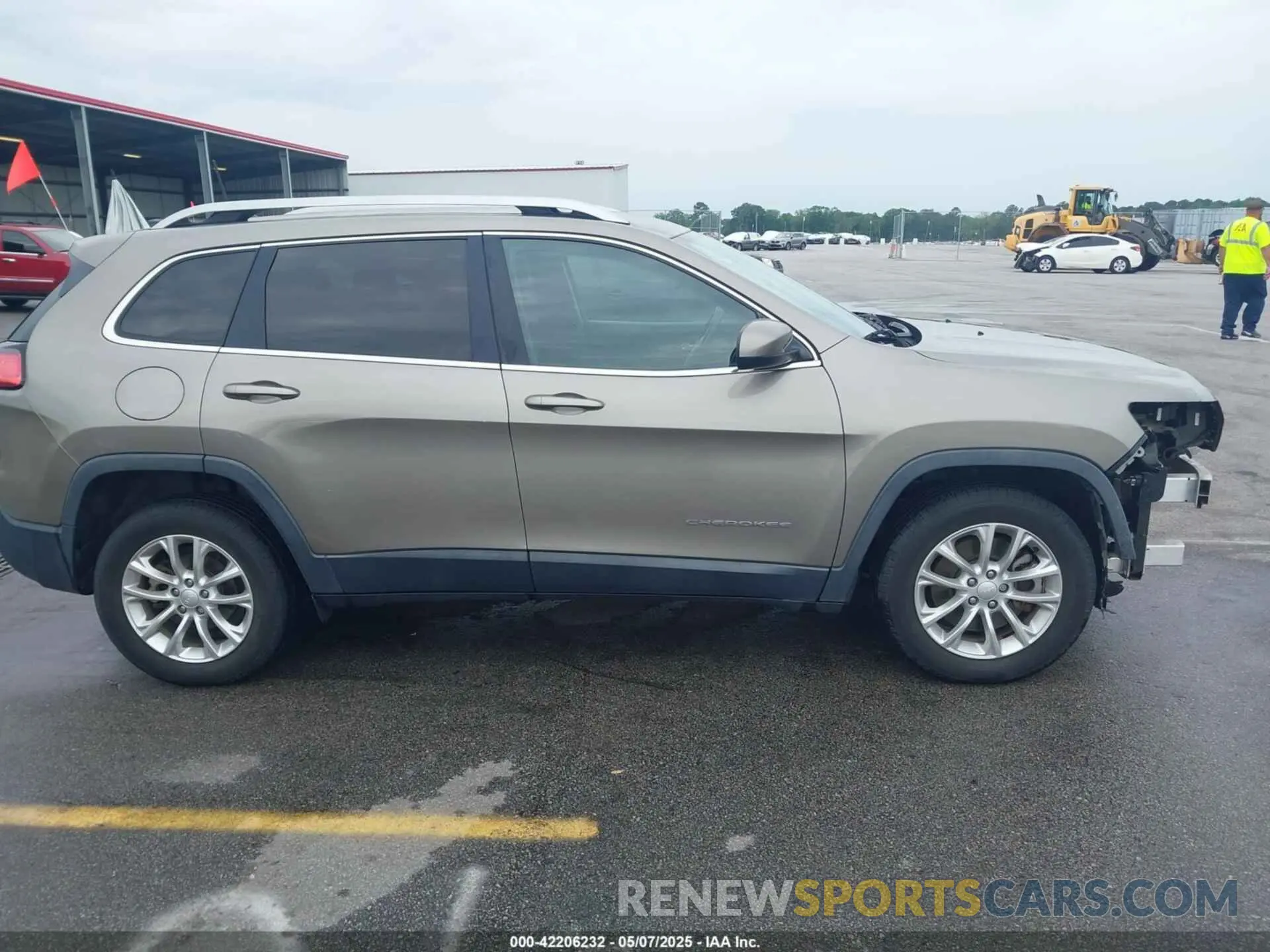 14 Photograph of a damaged car 1C4PJLCB2KD120503 JEEP CHEROKEE 2019
