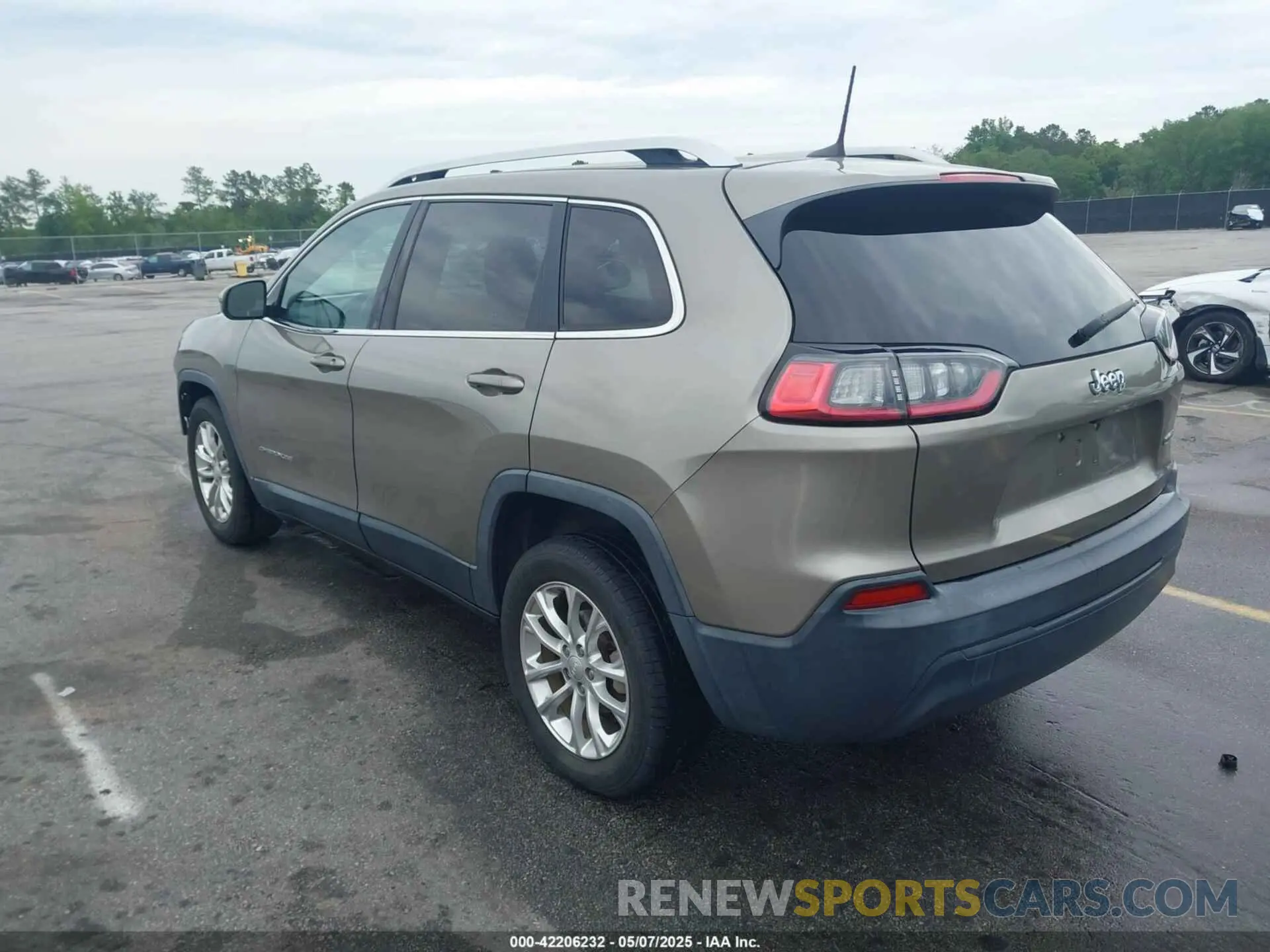 3 Photograph of a damaged car 1C4PJLCB2KD120503 JEEP CHEROKEE 2019