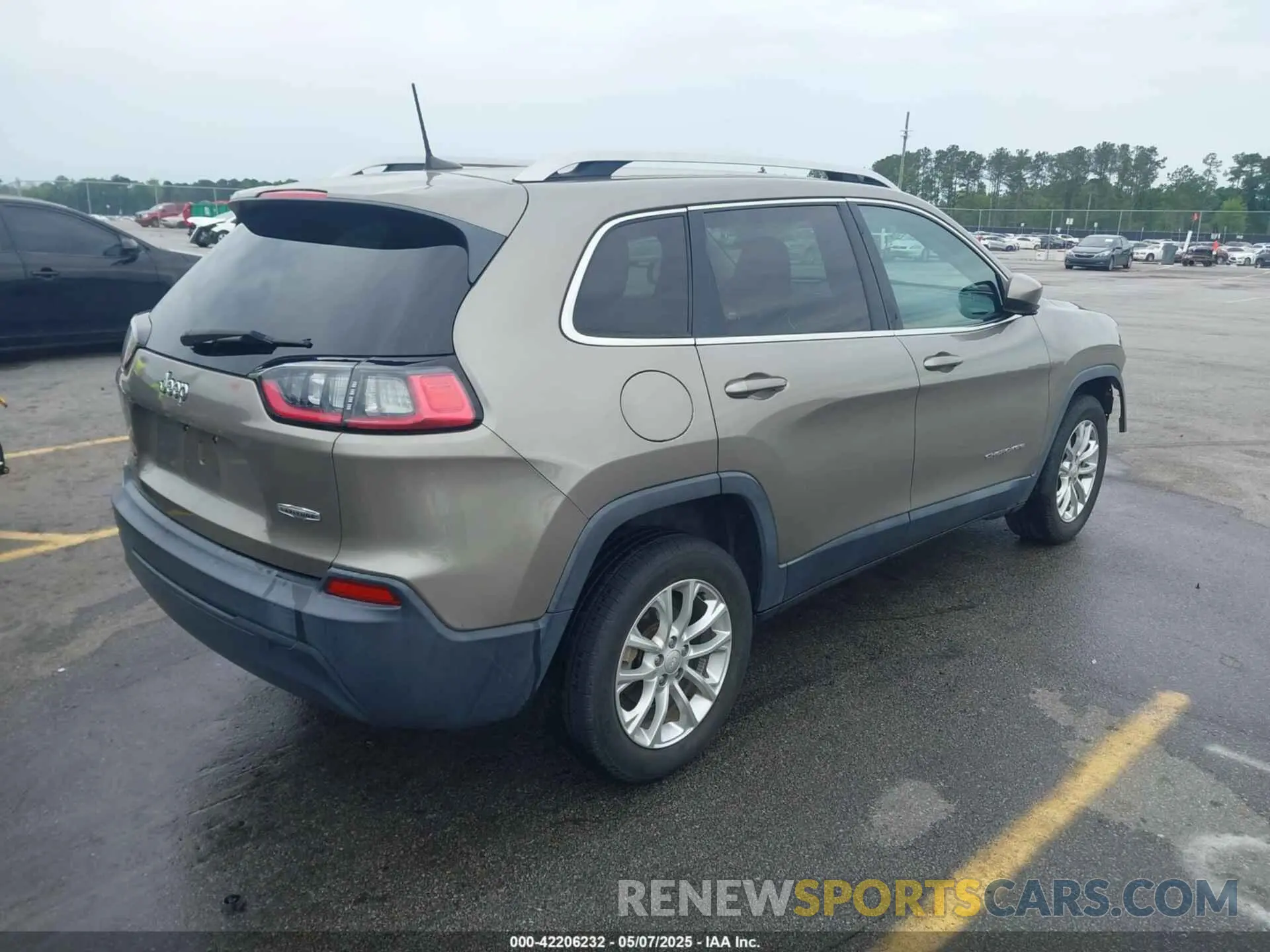 4 Photograph of a damaged car 1C4PJLCB2KD120503 JEEP CHEROKEE 2019