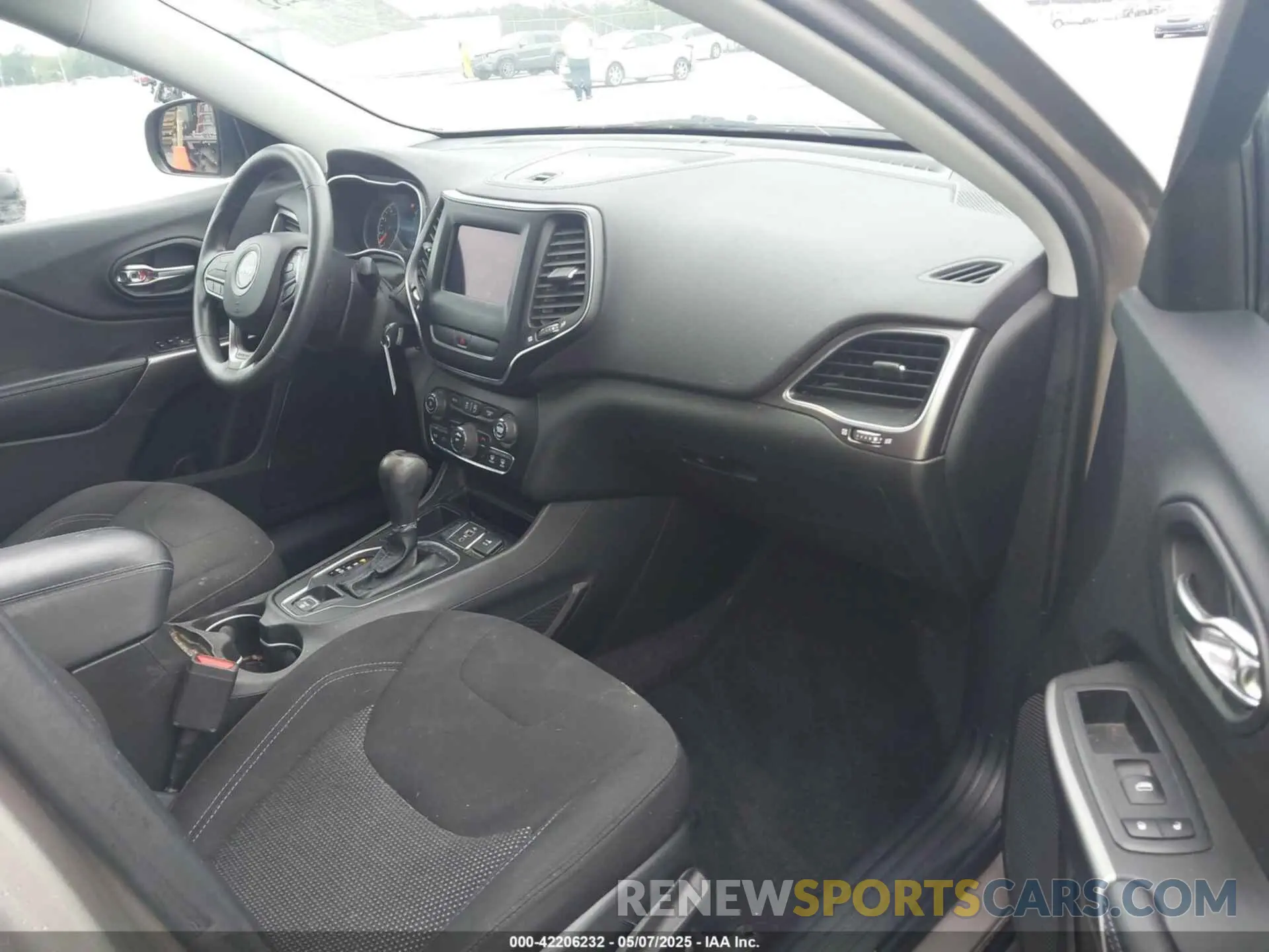 5 Photograph of a damaged car 1C4PJLCB2KD120503 JEEP CHEROKEE 2019