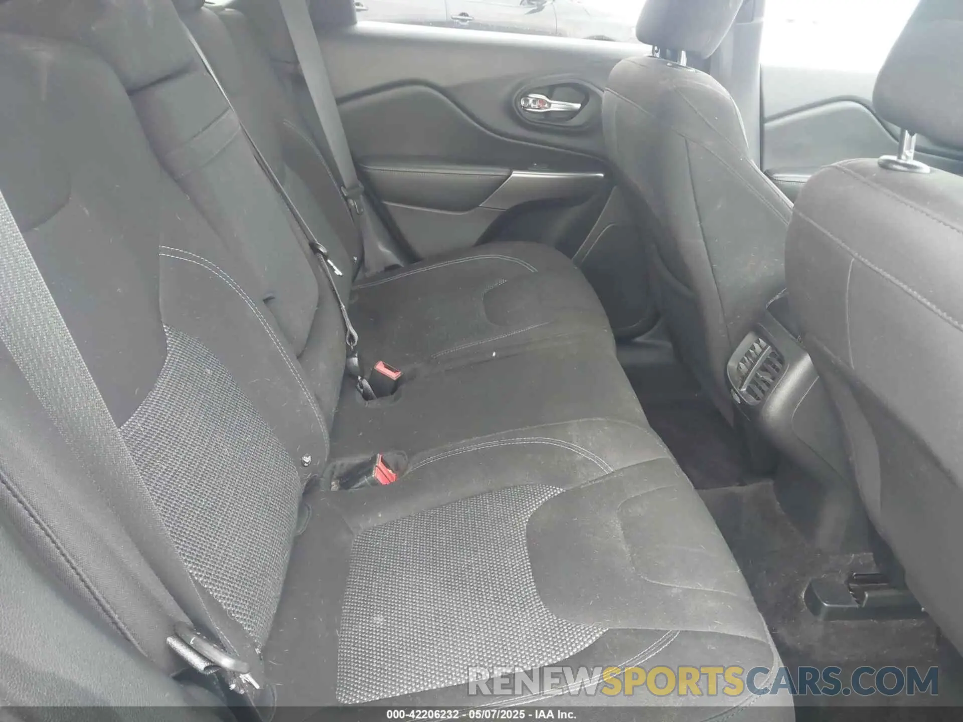 8 Photograph of a damaged car 1C4PJLCB2KD120503 JEEP CHEROKEE 2019
