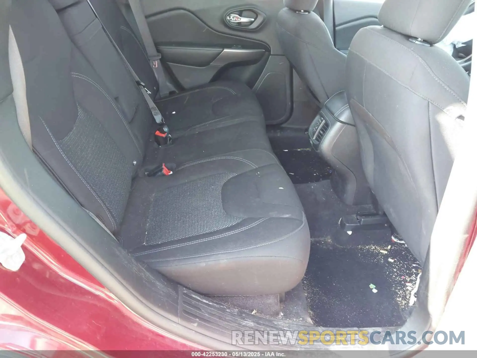 8 Photograph of a damaged car 1C4PJLCB2KD129024 JEEP CHEROKEE 2019