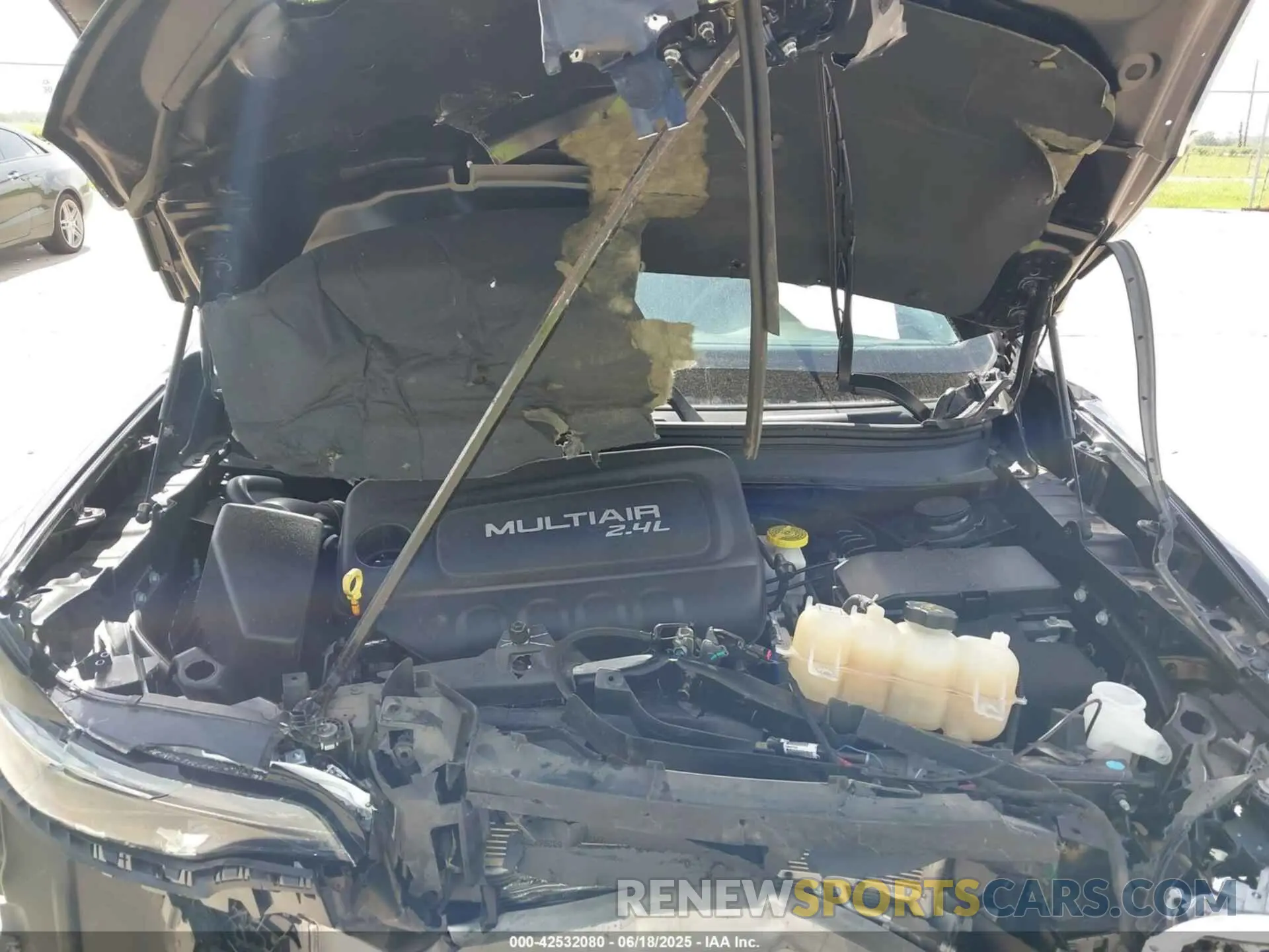 10 Photograph of a damaged car 1C4PJLCB2KD205941 JEEP CHEROKEE 2019