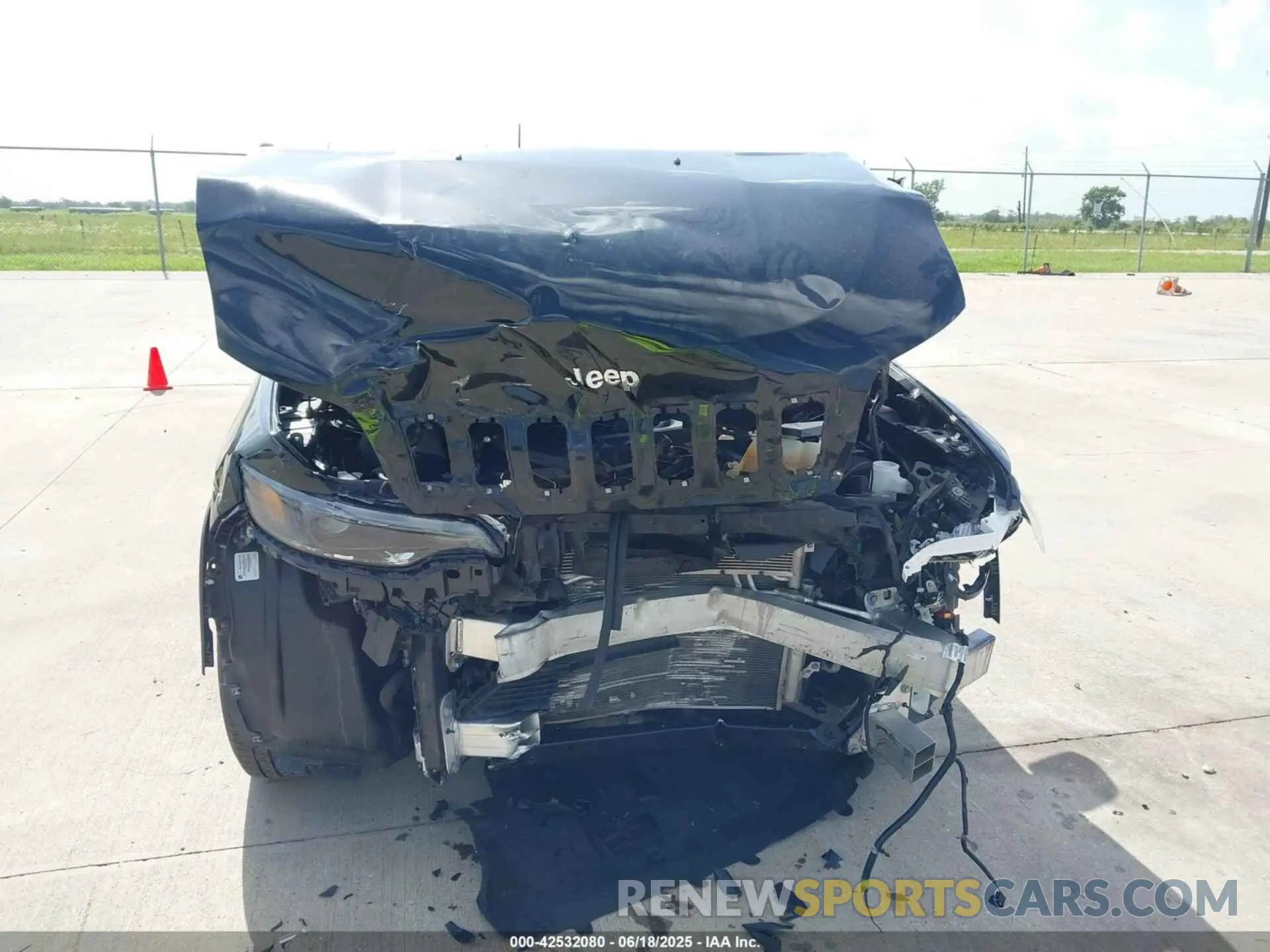 12 Photograph of a damaged car 1C4PJLCB2KD205941 JEEP CHEROKEE 2019