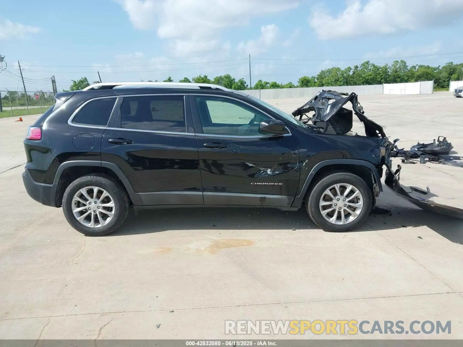 13 Photograph of a damaged car 1C4PJLCB2KD205941 JEEP CHEROKEE 2019