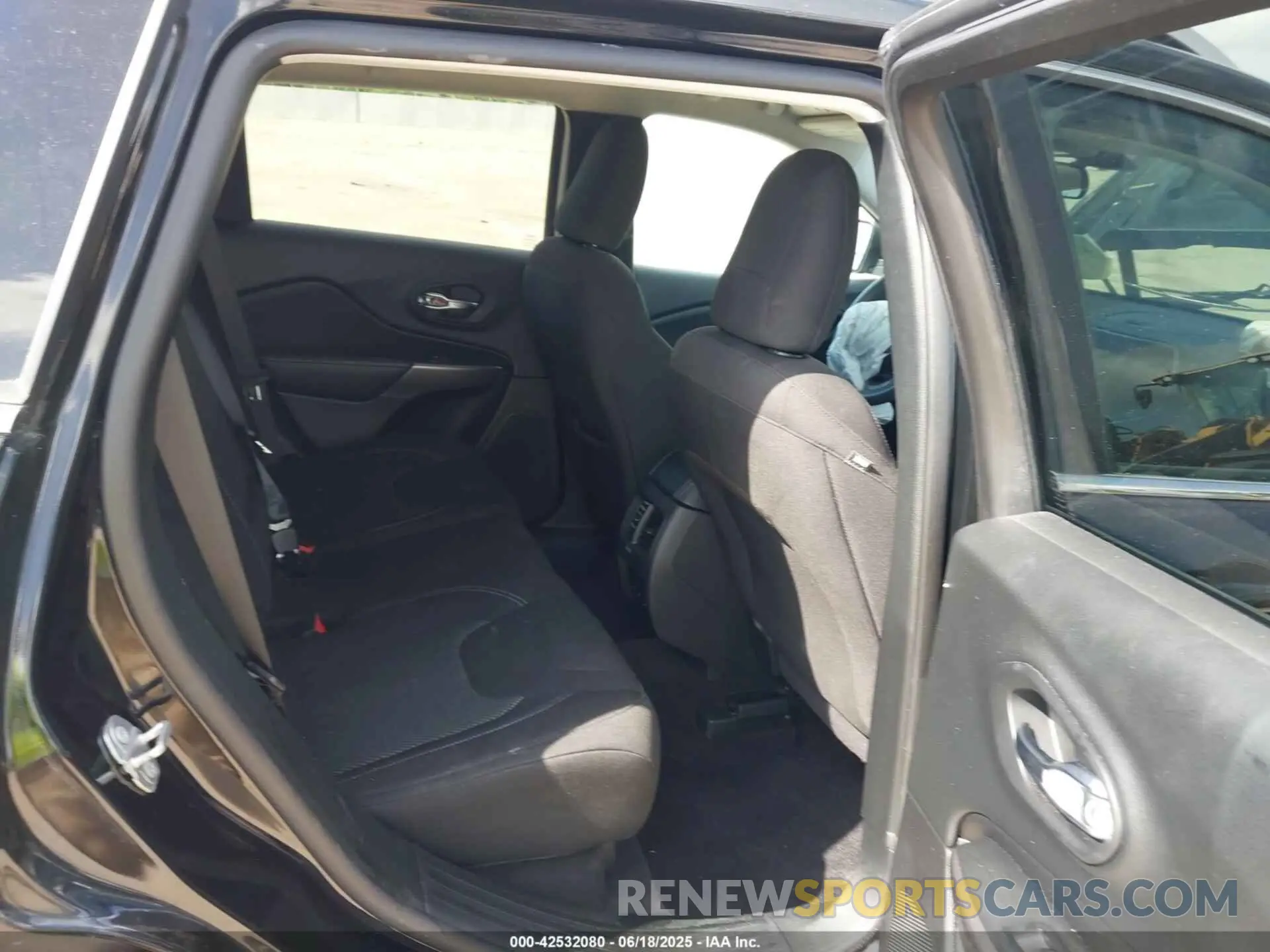 8 Photograph of a damaged car 1C4PJLCB2KD205941 JEEP CHEROKEE 2019