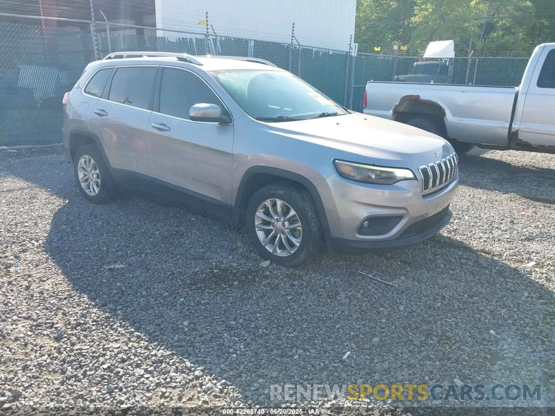1 Photograph of a damaged car 1C4PJLCB2KD285726 JEEP CHEROKEE 2019