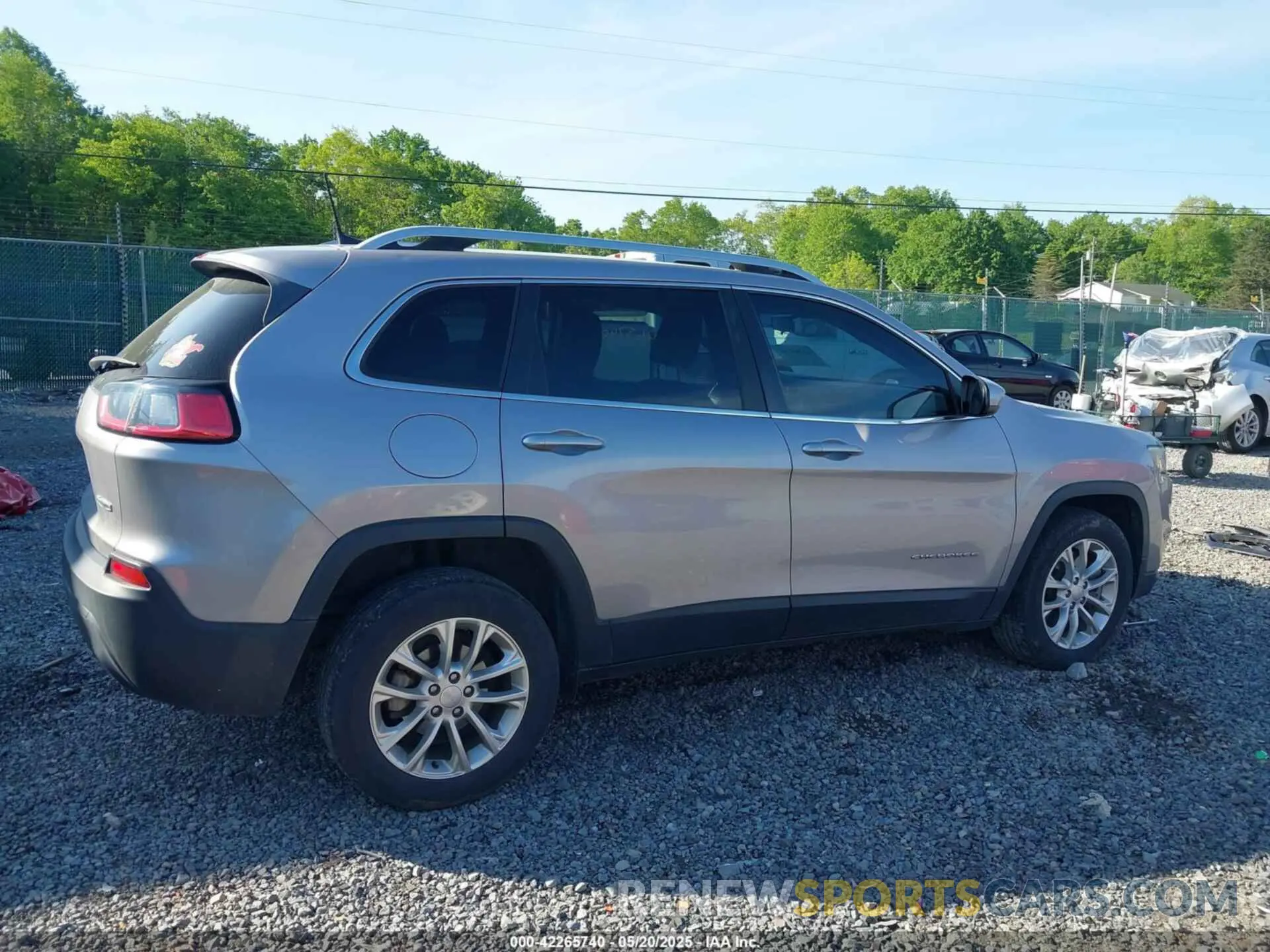 13 Photograph of a damaged car 1C4PJLCB2KD285726 JEEP CHEROKEE 2019