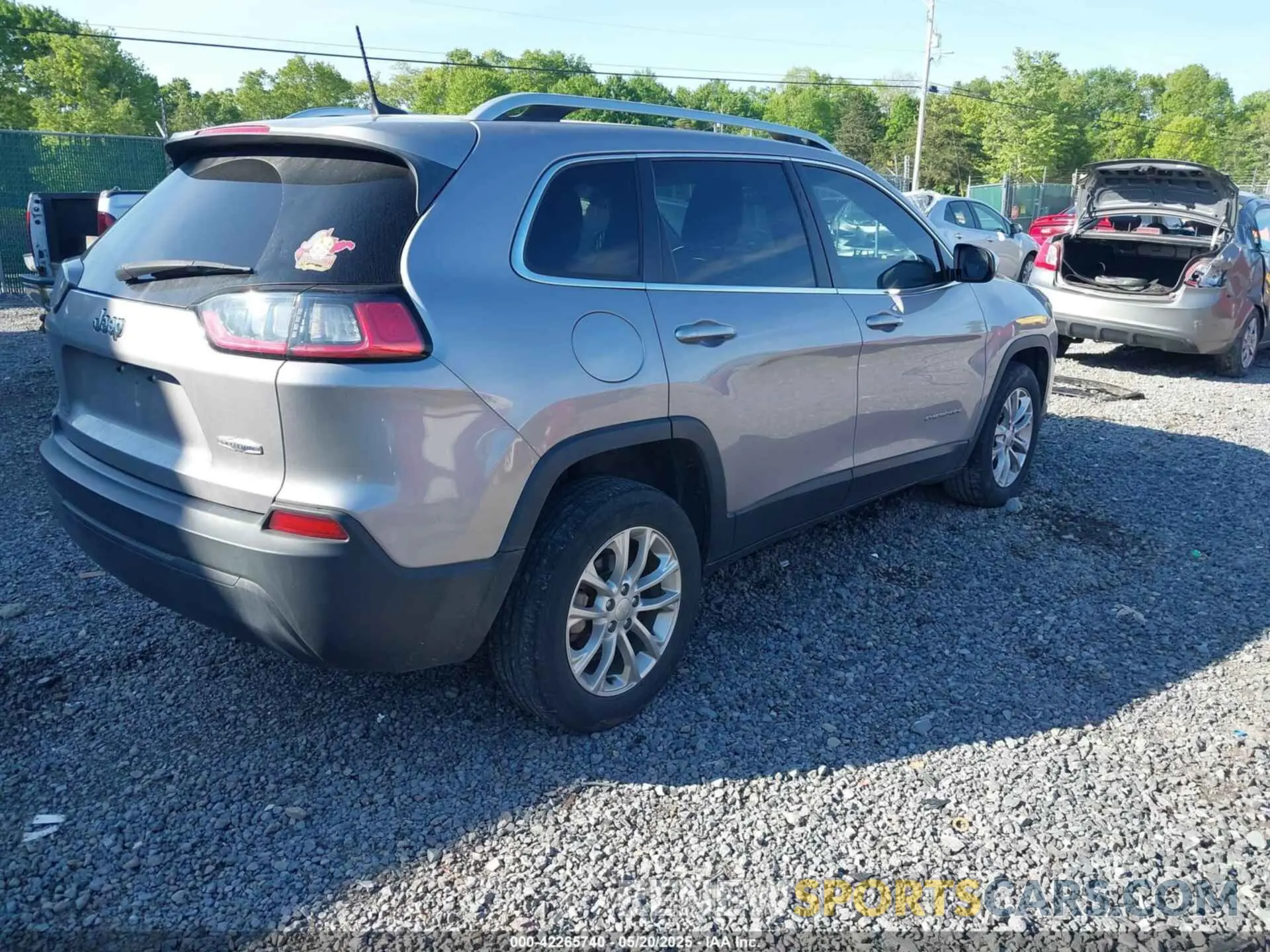 4 Photograph of a damaged car 1C4PJLCB2KD285726 JEEP CHEROKEE 2019