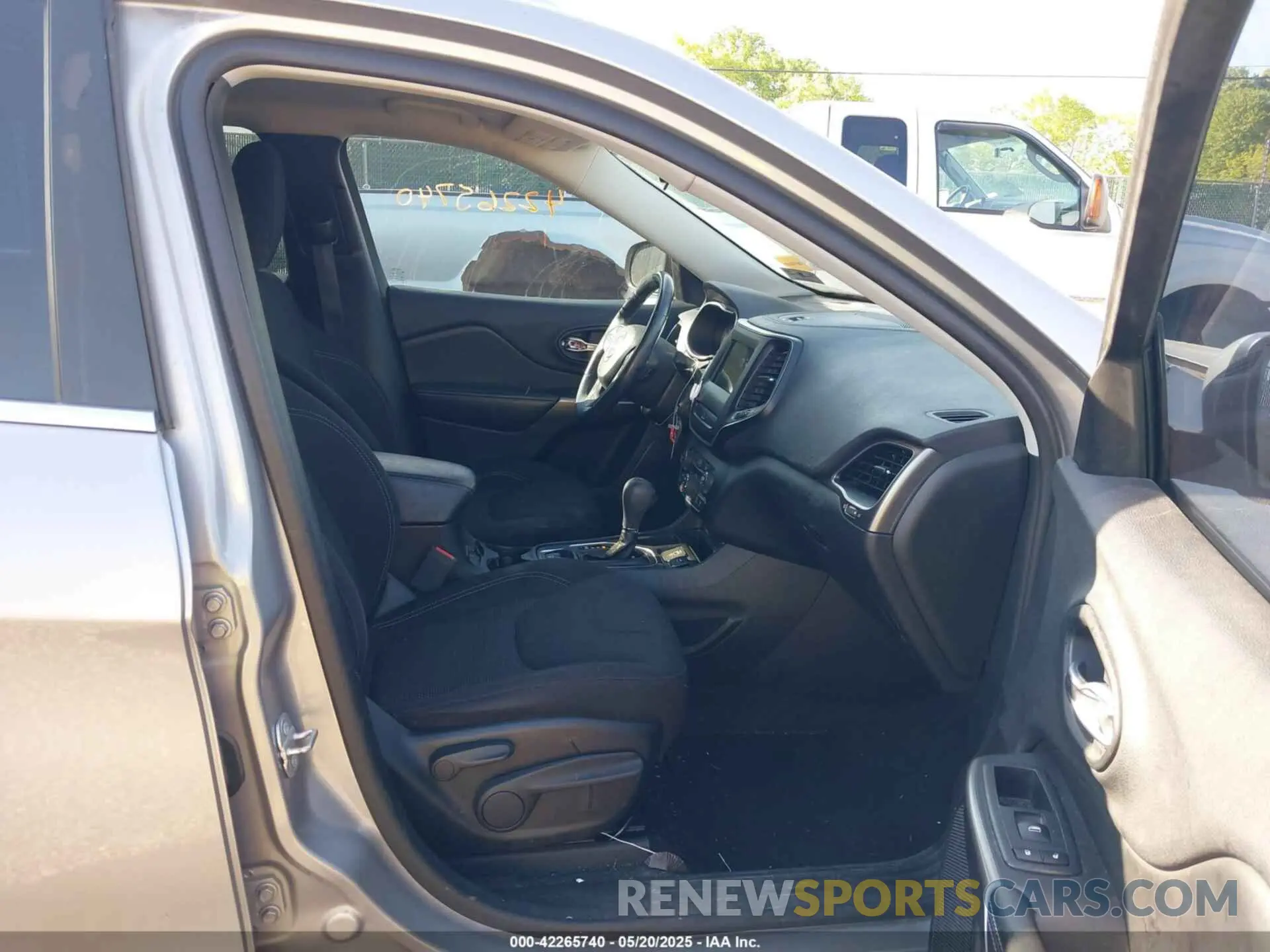 5 Photograph of a damaged car 1C4PJLCB2KD285726 JEEP CHEROKEE 2019
