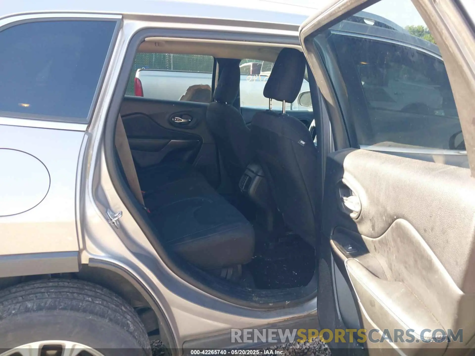 8 Photograph of a damaged car 1C4PJLCB2KD285726 JEEP CHEROKEE 2019