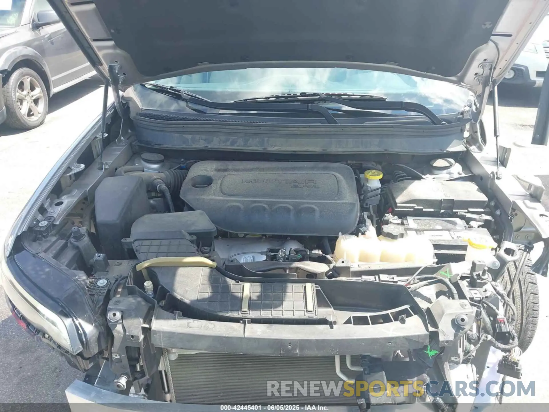 10 Photograph of a damaged car 1C4PJLCB2KD325965 JEEP CHEROKEE 2019