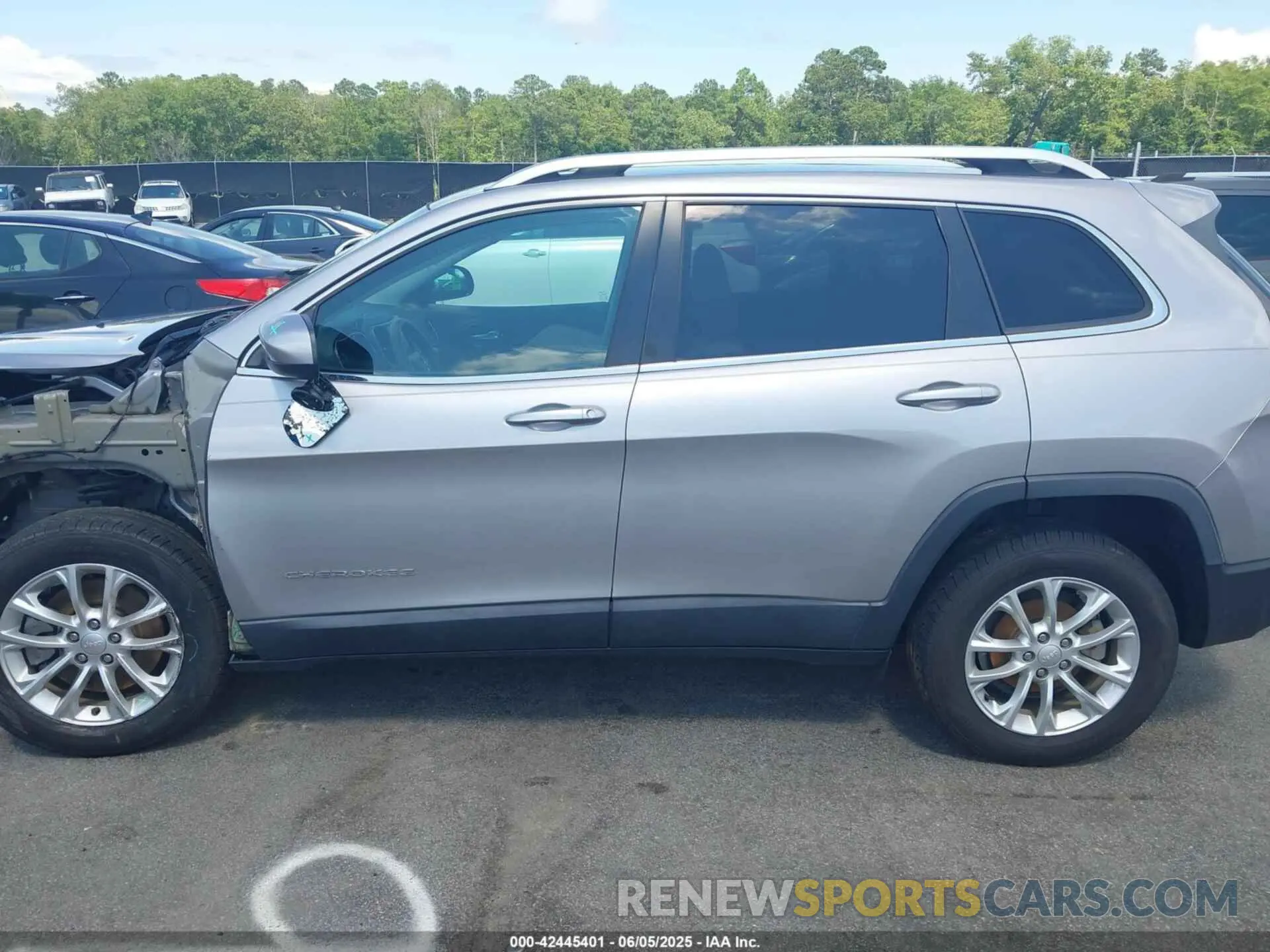 15 Photograph of a damaged car 1C4PJLCB2KD325965 JEEP CHEROKEE 2019