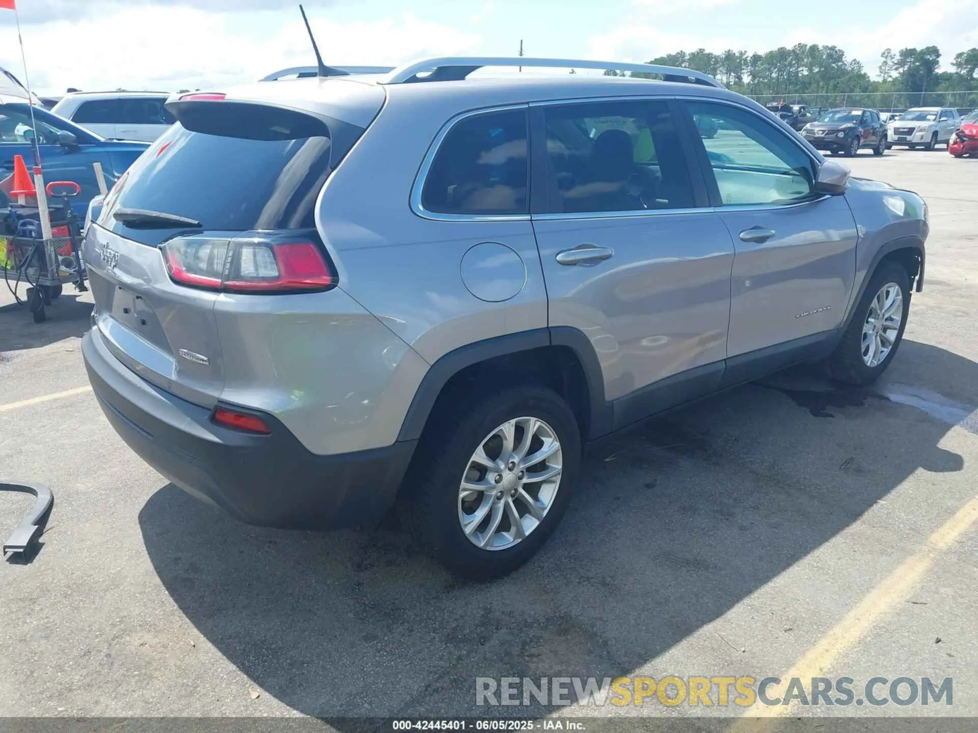 4 Photograph of a damaged car 1C4PJLCB2KD325965 JEEP CHEROKEE 2019