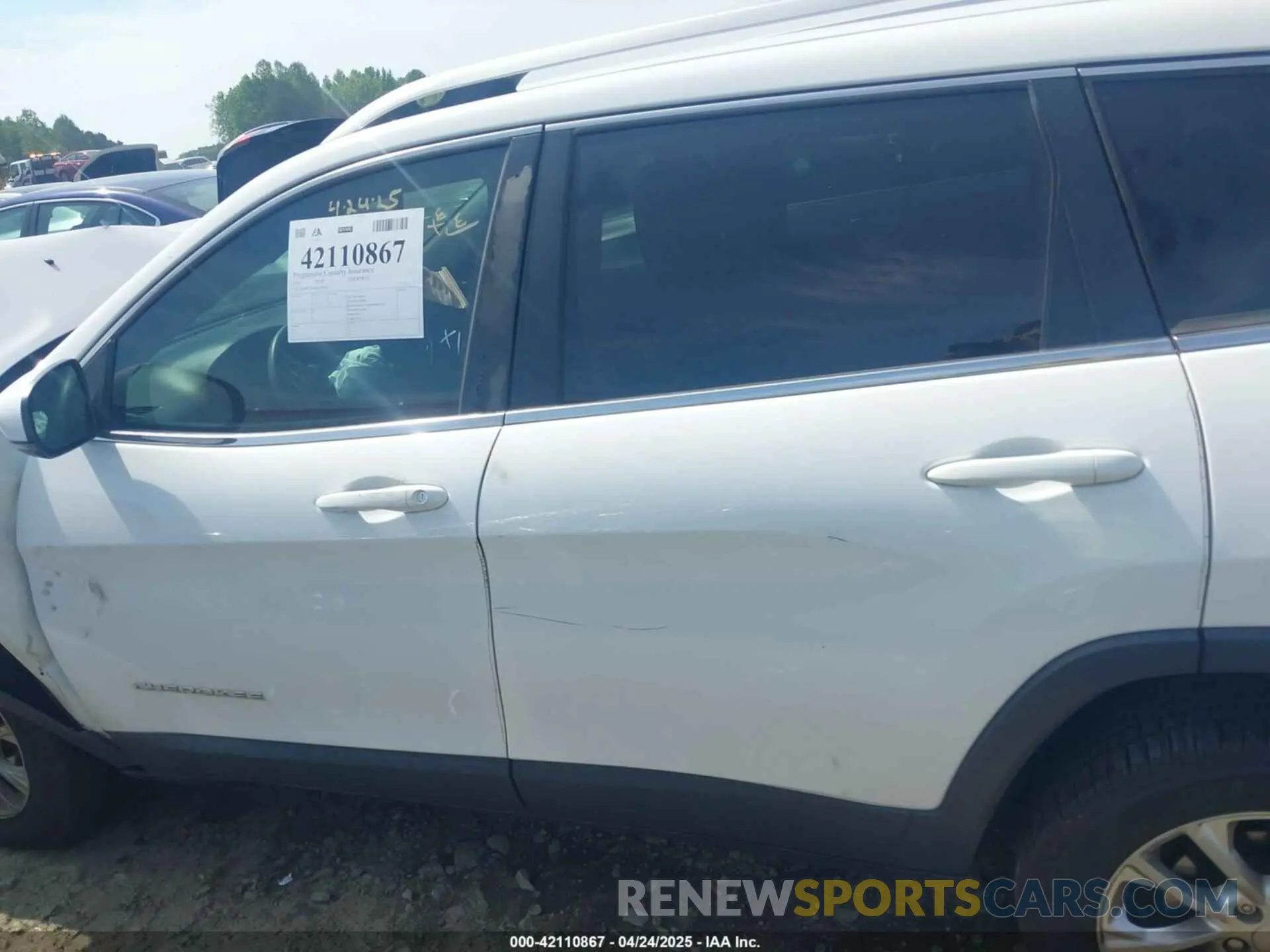 14 Photograph of a damaged car 1C4PJLCB2KD340580 JEEP CHEROKEE 2019
