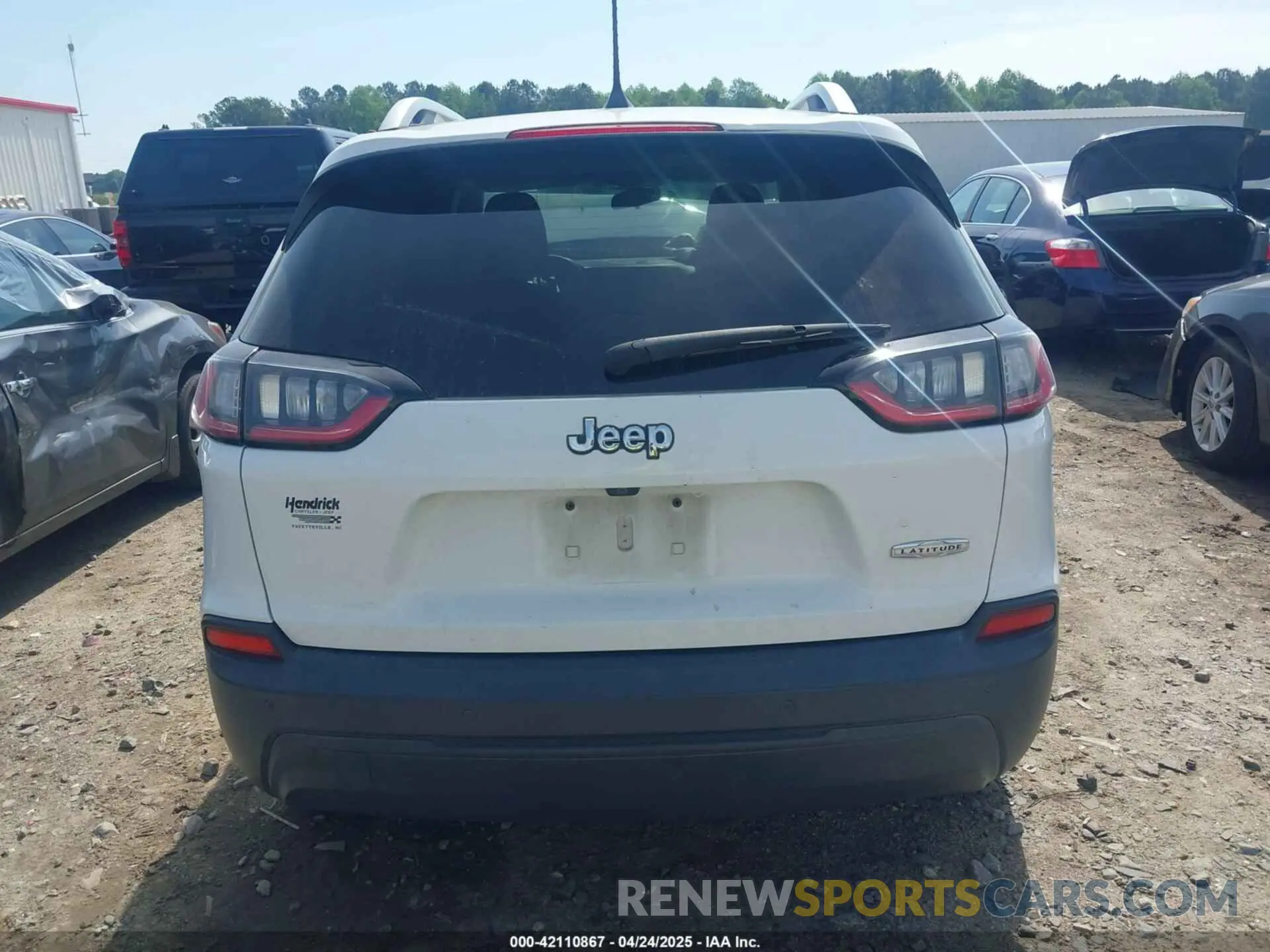 16 Photograph of a damaged car 1C4PJLCB2KD340580 JEEP CHEROKEE 2019