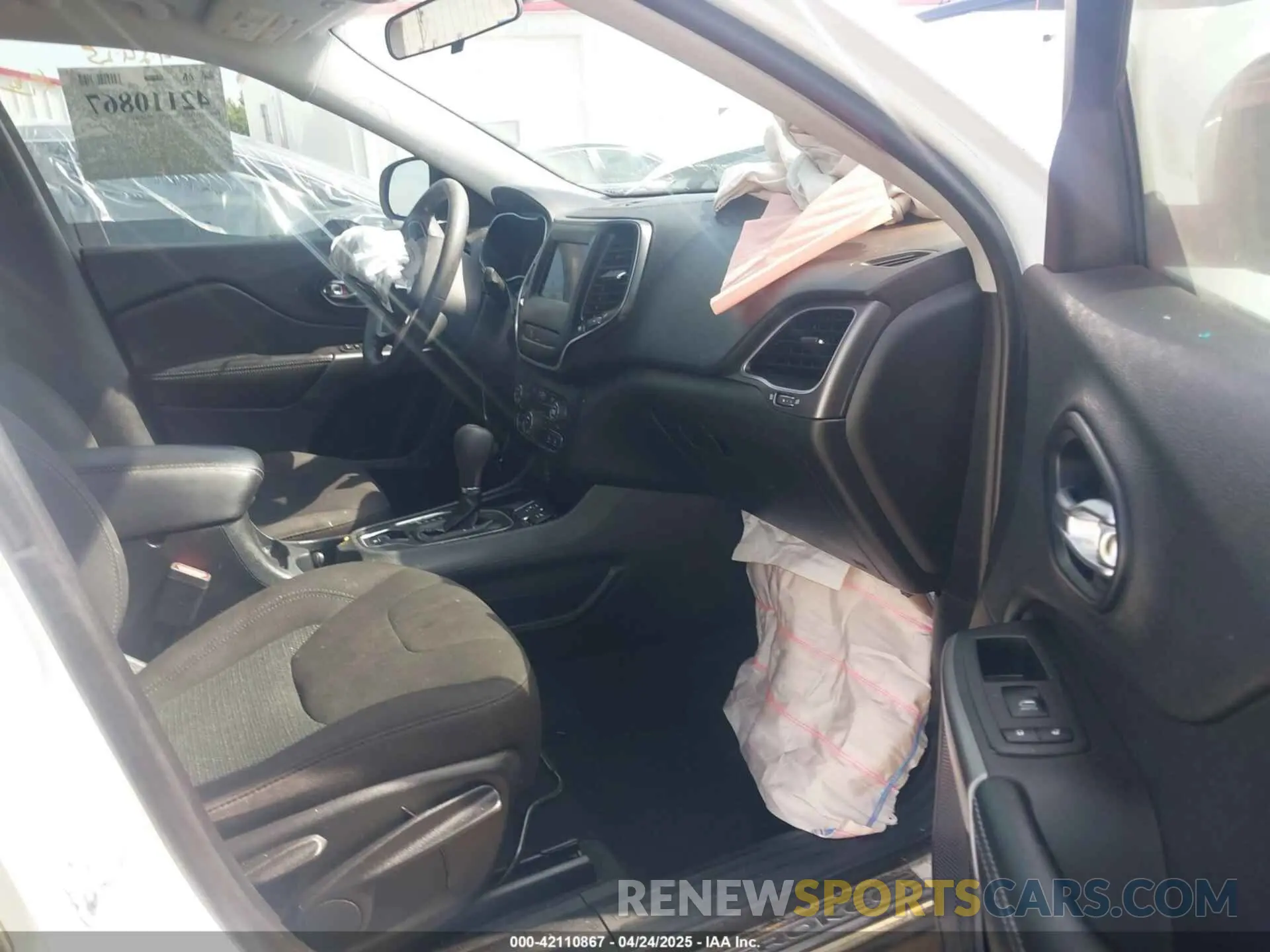 5 Photograph of a damaged car 1C4PJLCB2KD340580 JEEP CHEROKEE 2019