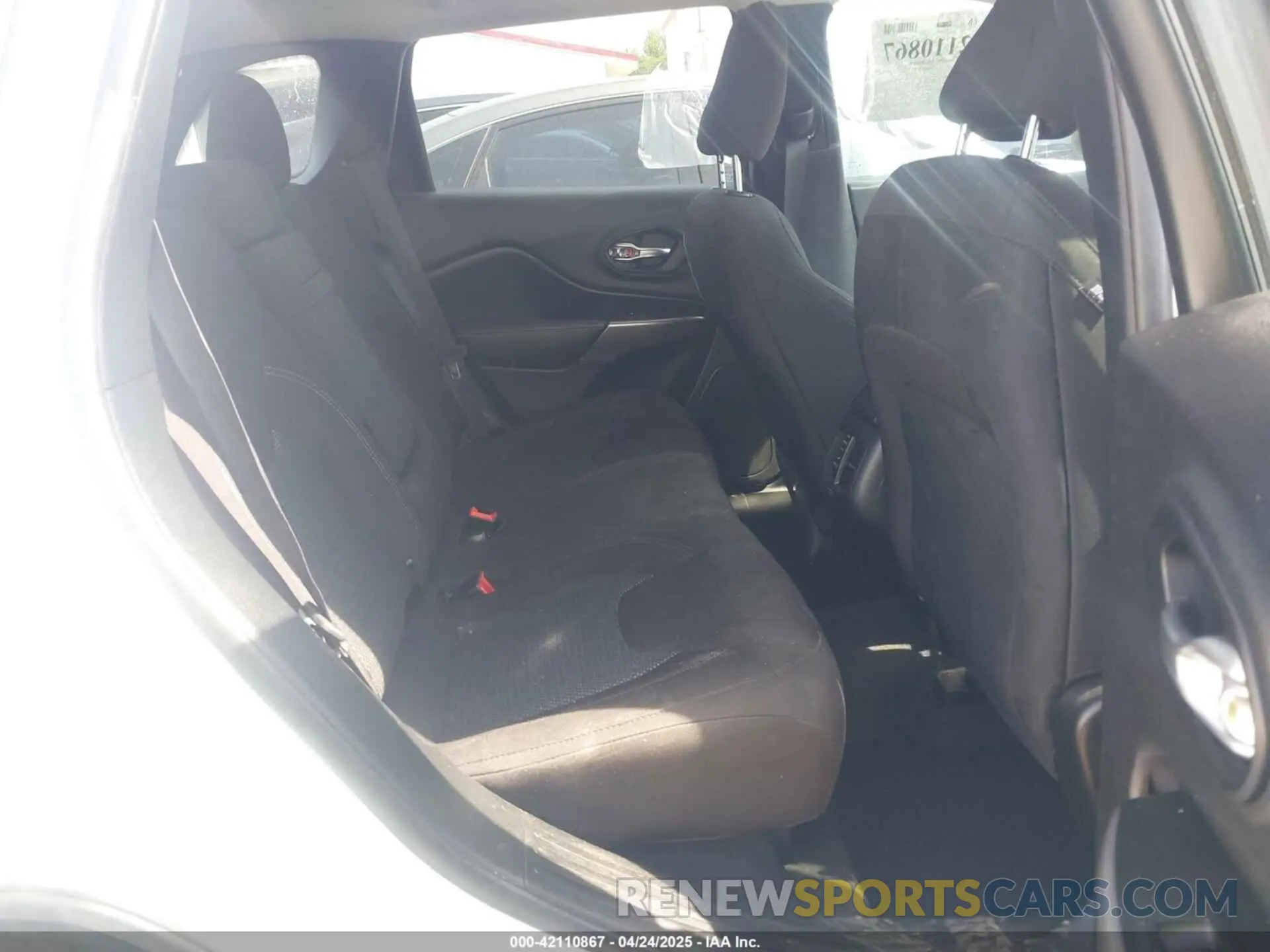 8 Photograph of a damaged car 1C4PJLCB2KD340580 JEEP CHEROKEE 2019