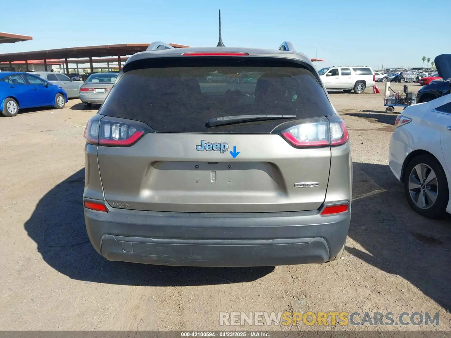 16 Photograph of a damaged car 1C4PJLCB2KD474165 JEEP CHEROKEE 2019