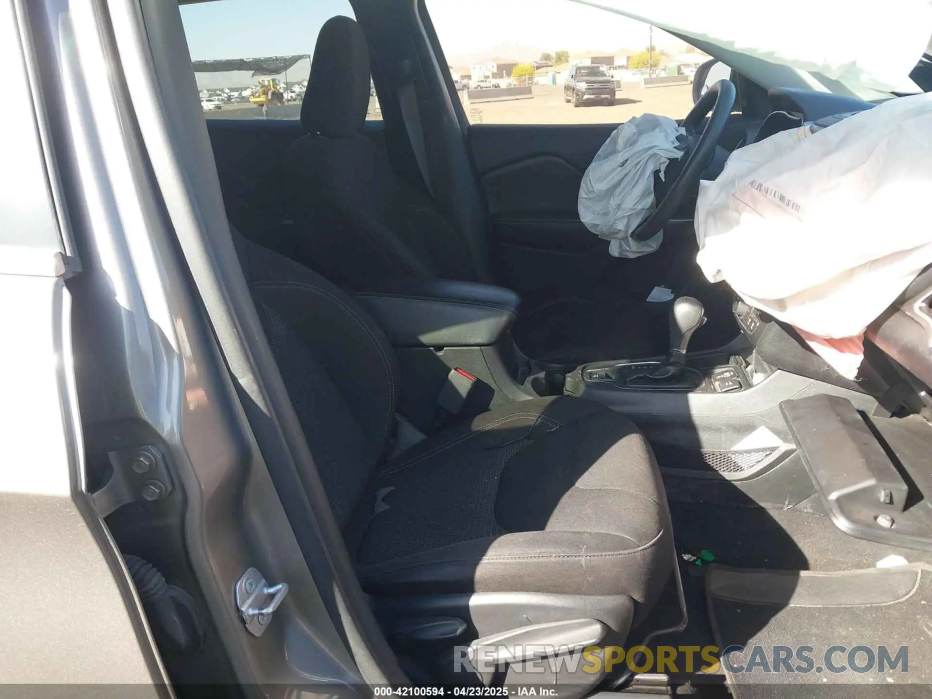 5 Photograph of a damaged car 1C4PJLCB2KD474165 JEEP CHEROKEE 2019