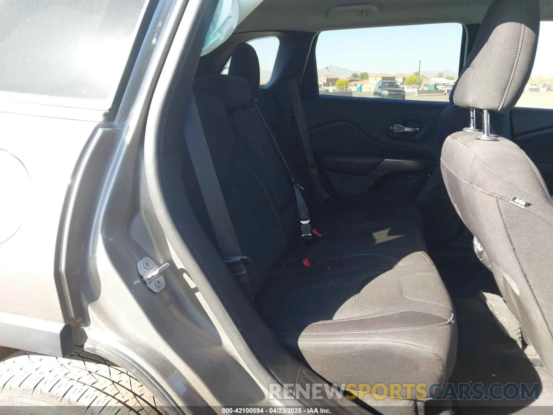8 Photograph of a damaged car 1C4PJLCB2KD474165 JEEP CHEROKEE 2019