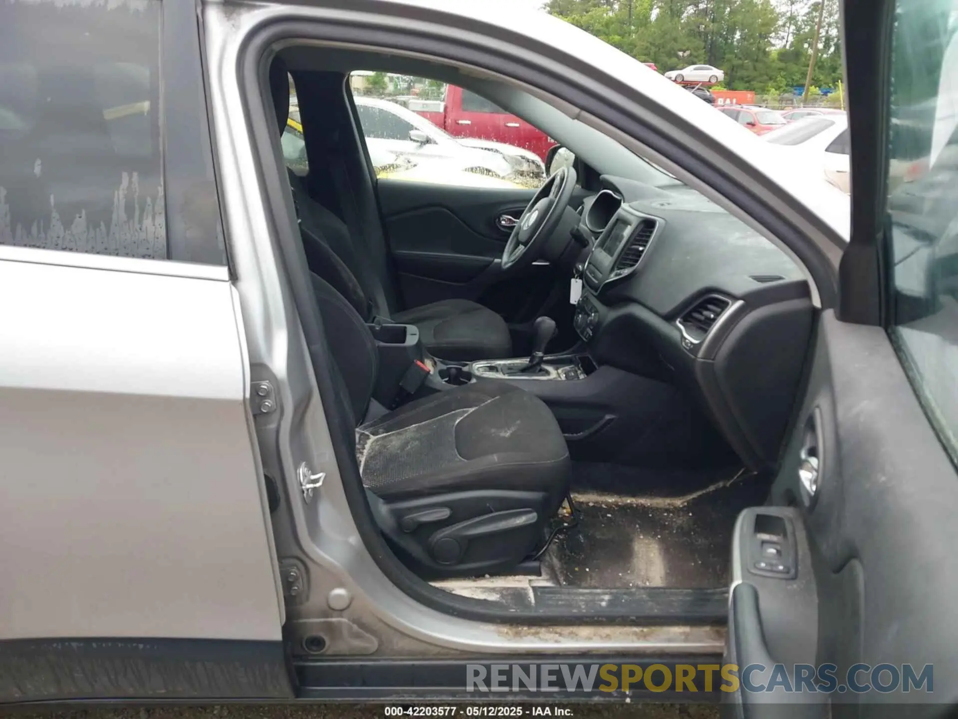 5 Photograph of a damaged car 1C4PJLCB3KD145135 JEEP CHEROKEE 2019