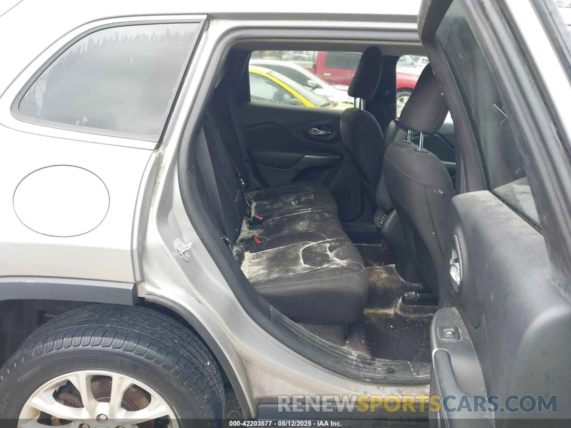 8 Photograph of a damaged car 1C4PJLCB3KD145135 JEEP CHEROKEE 2019