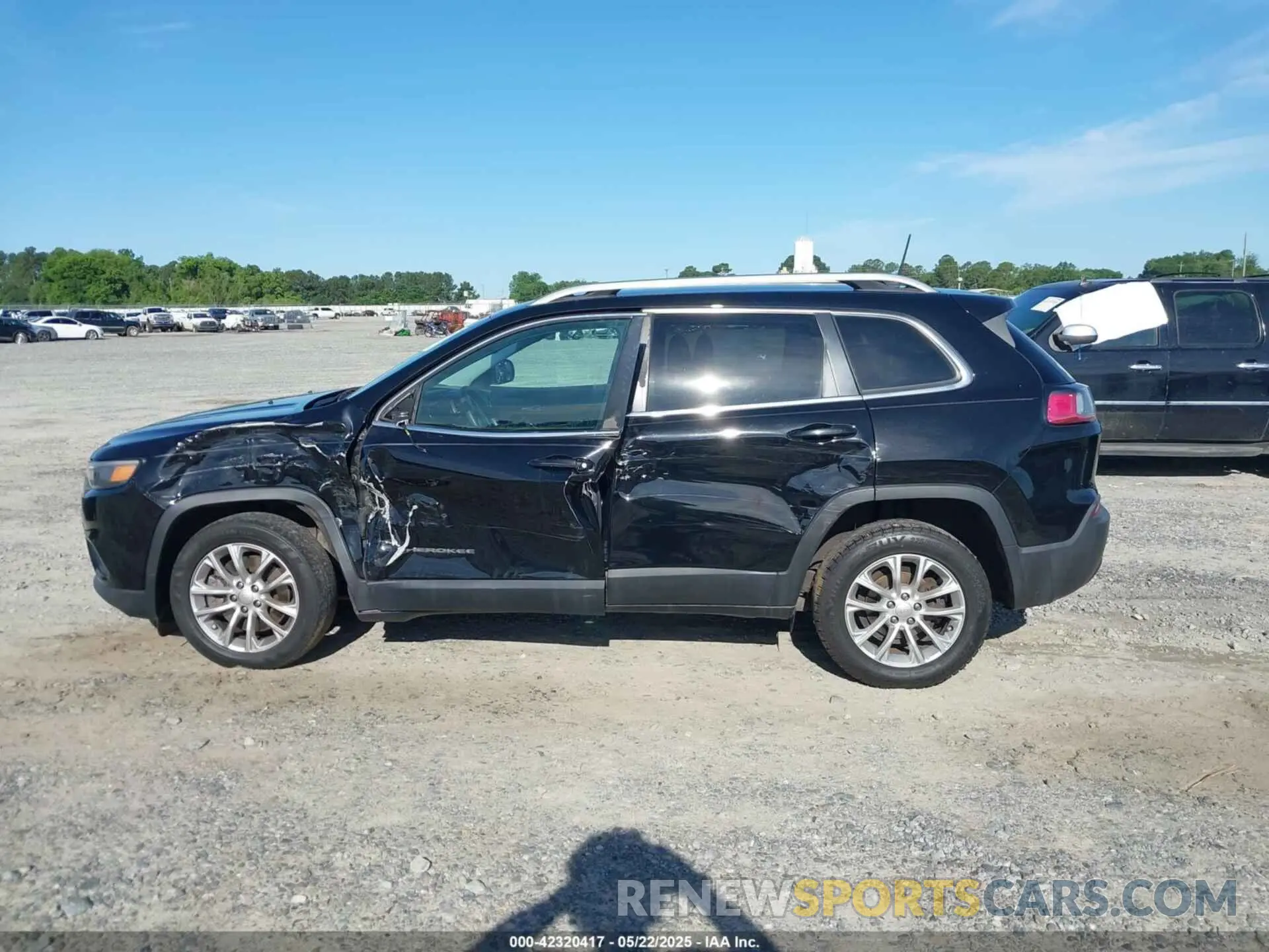 14 Photograph of a damaged car 1C4PJLCB3KD248264 JEEP CHEROKEE 2019