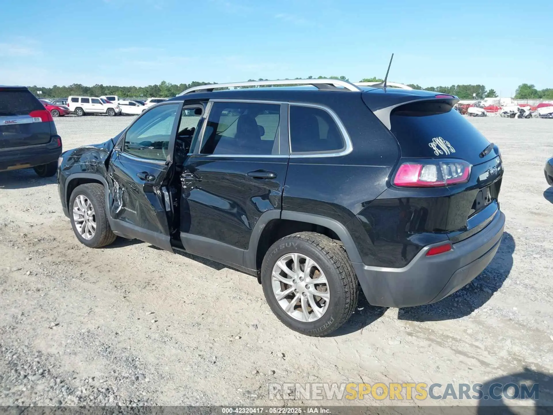3 Photograph of a damaged car 1C4PJLCB3KD248264 JEEP CHEROKEE 2019
