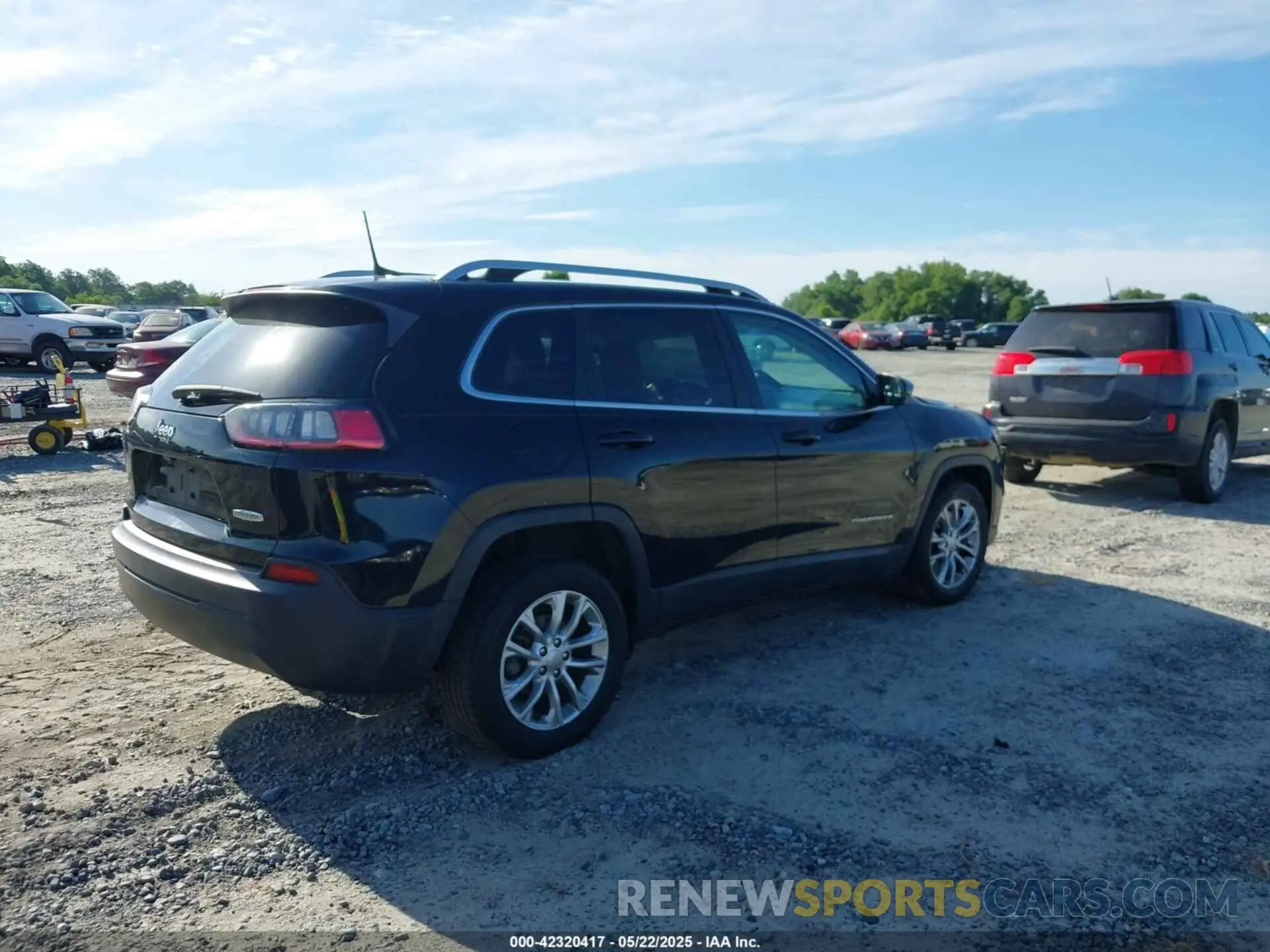 4 Photograph of a damaged car 1C4PJLCB3KD248264 JEEP CHEROKEE 2019