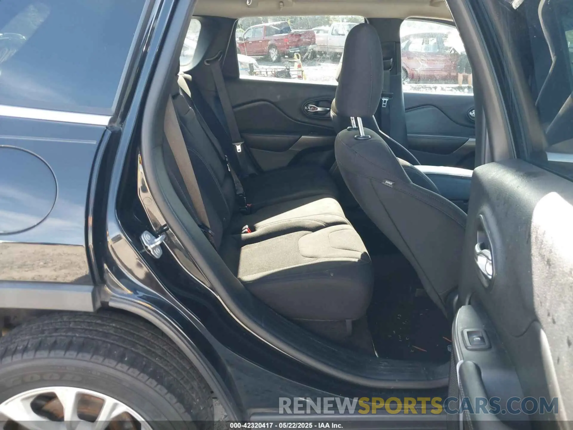 8 Photograph of a damaged car 1C4PJLCB3KD248264 JEEP CHEROKEE 2019