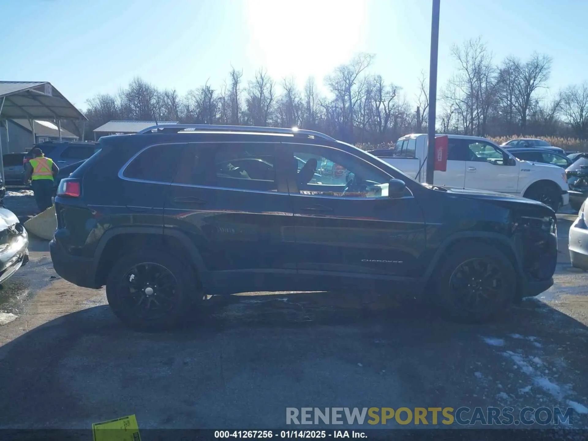 13 Photograph of a damaged car 1C4PJLCB3KD370932 JEEP CHEROKEE 2019
