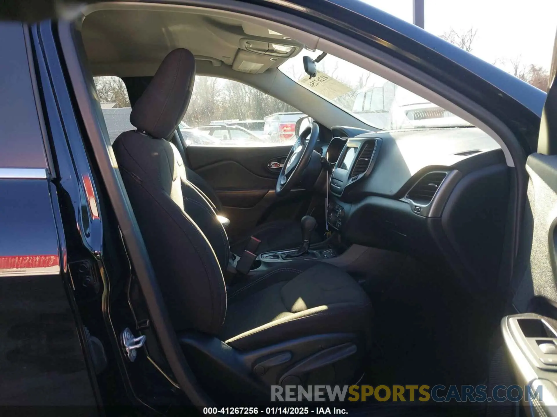 5 Photograph of a damaged car 1C4PJLCB3KD370932 JEEP CHEROKEE 2019