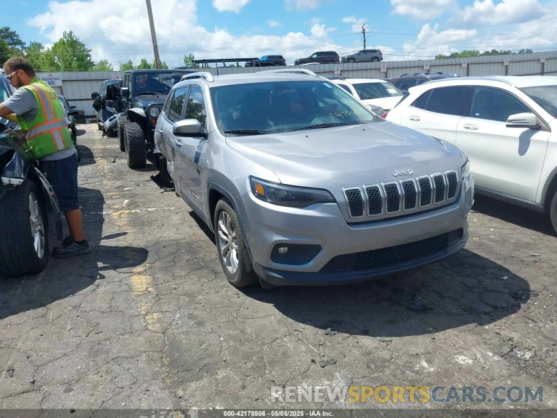 1 Photograph of a damaged car 1C4PJLCB3KD470027 JEEP CHEROKEE 2019