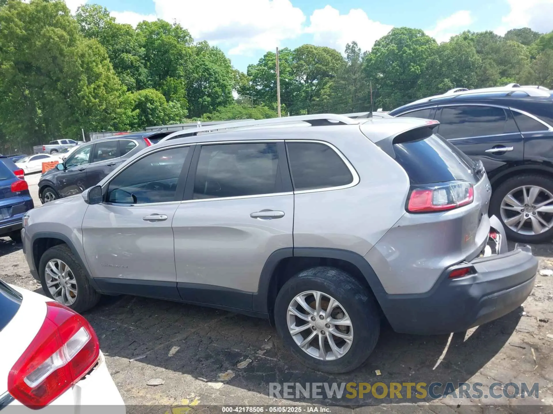 14 Photograph of a damaged car 1C4PJLCB3KD470027 JEEP CHEROKEE 2019