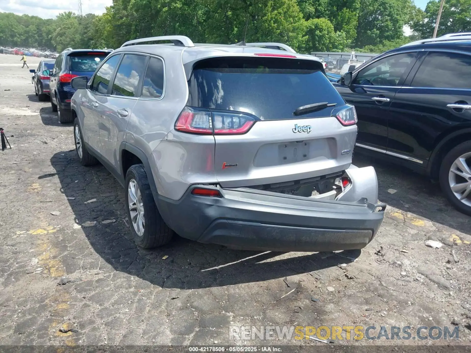 3 Photograph of a damaged car 1C4PJLCB3KD470027 JEEP CHEROKEE 2019